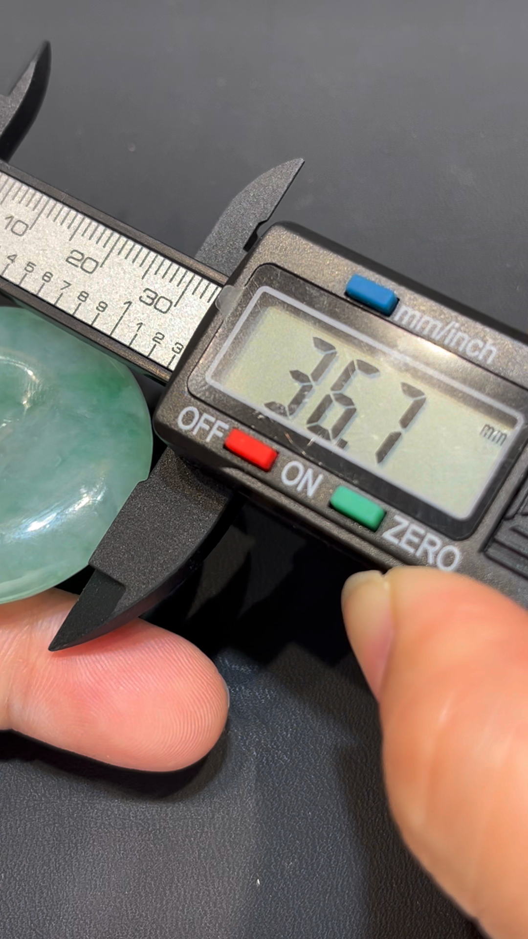 翡翠大平安扣|淺綠色澤 × 圓潤飽滿造型 × 經典守護寓意 × 翡翠推薦 #786 8 翡翠大平安扣|淺綠色澤 × 圓潤飽滿造型 × 經典守護寓意 × 翡翠推薦 #786 - Image 8