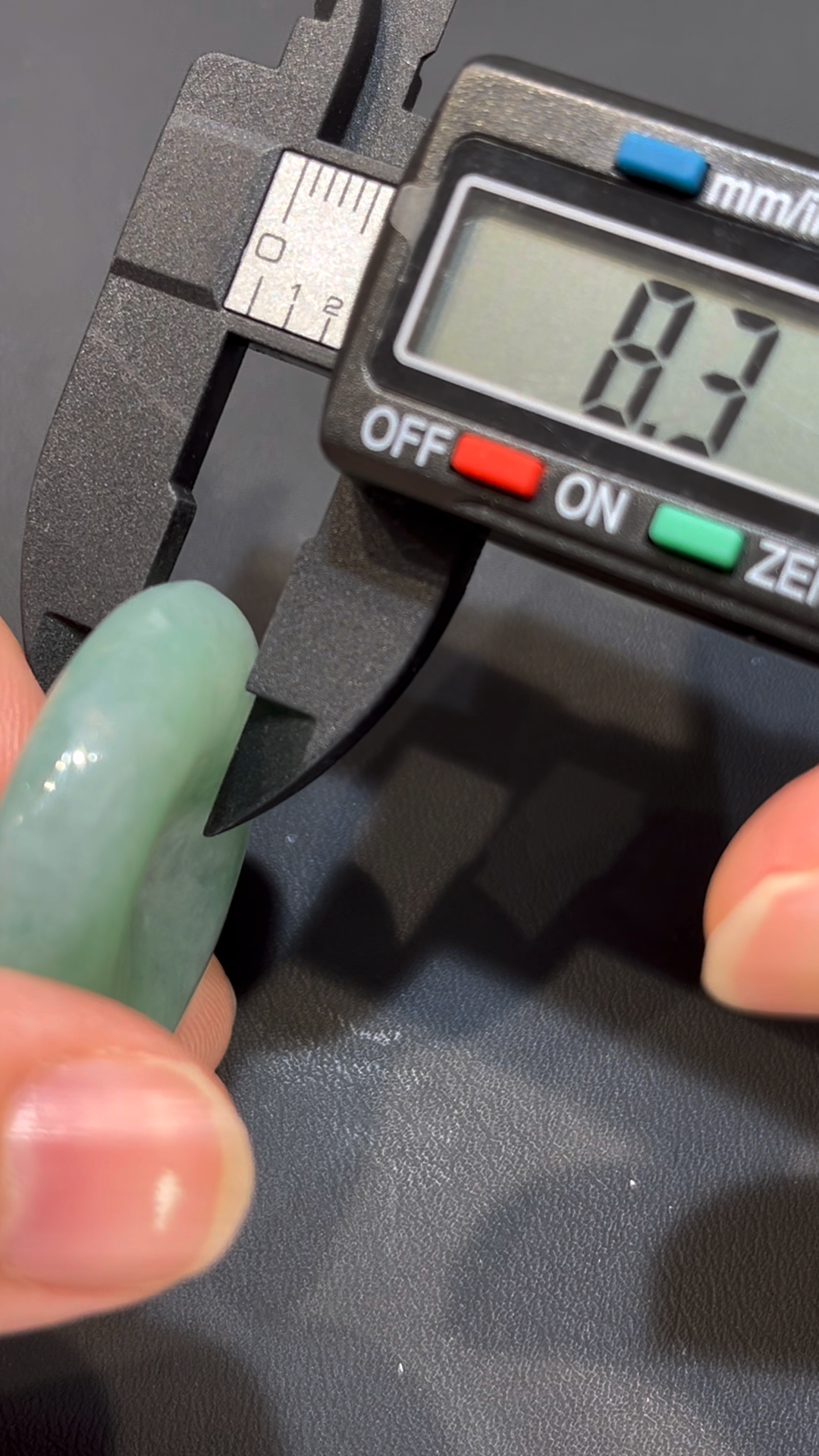 翡翠大平安扣|淺綠色澤 × 圓潤飽滿造型 × 經典守護寓意 × 翡翠推薦 #786 9 翡翠大平安扣|淺綠色澤 × 圓潤飽滿造型 × 經典守護寓意 × 翡翠推薦 #786 - Image 9