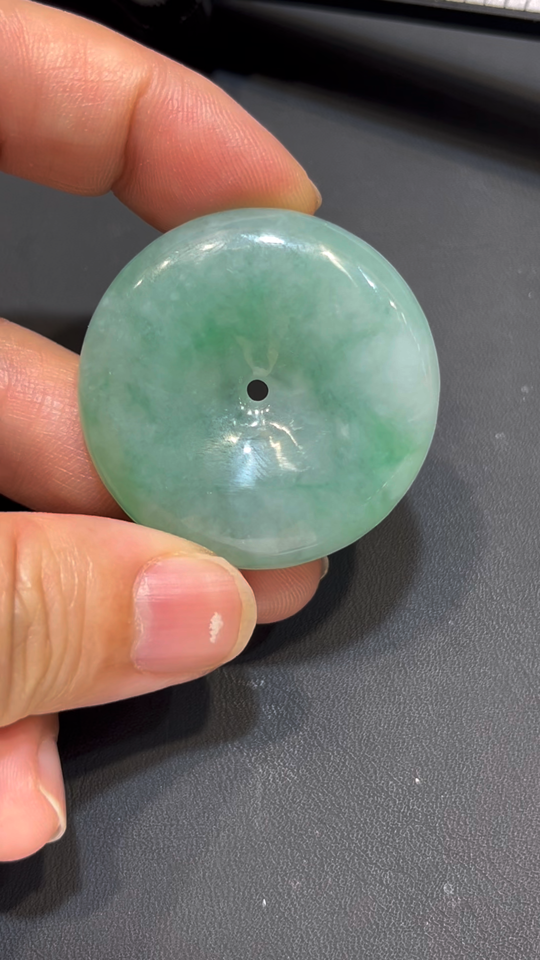 翡翠大平安扣|淺綠色澤 × 圓潤飽滿造型 × 經典守護寓意 × 翡翠推薦 #786 3 翡翠大平安扣|淺綠色澤 × 圓潤飽滿造型 × 經典守護寓意 × 翡翠推薦 #786 - Image 3