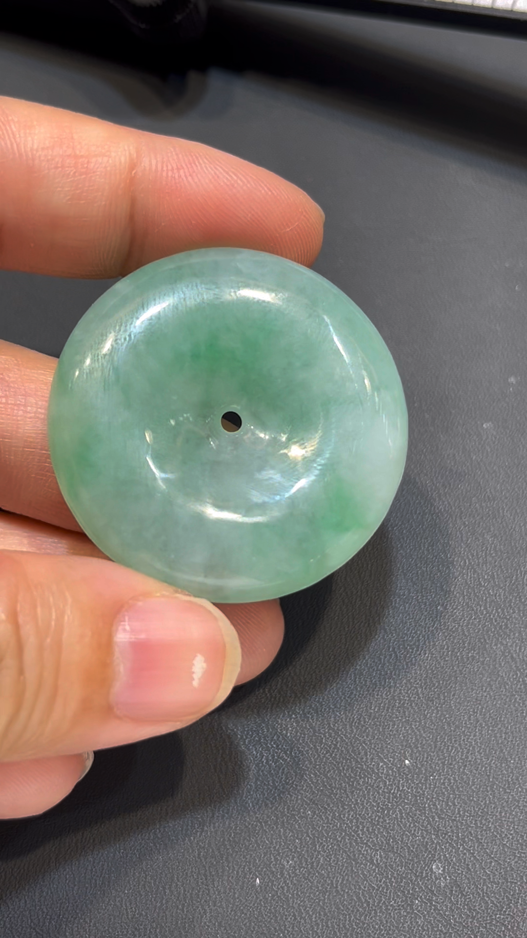 翡翠大平安扣|淺綠色澤 × 圓潤飽滿造型 × 經典守護寓意 × 翡翠推薦 #786 4 翡翠大平安扣|淺綠色澤 × 圓潤飽滿造型 × 經典守護寓意 × 翡翠推薦 #786 - Image 4