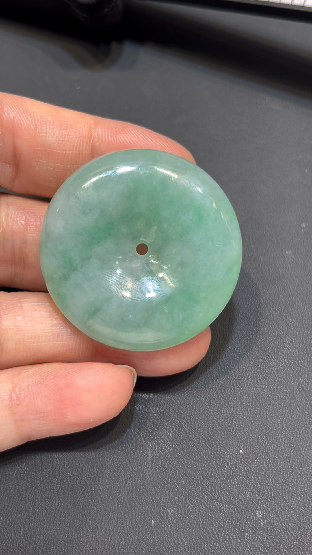 翡翠大平安扣|淺綠色澤 × 圓潤飽滿造型 × 經典守護寓意 × 翡翠推薦 #786 5 翡翠大平安扣|淺綠色澤 × 圓潤飽滿造型 × 經典守護寓意 × 翡翠推薦 #786 - Image 5