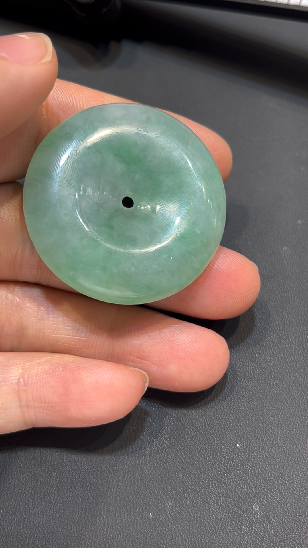 翡翠大平安扣|淺綠色澤 × 圓潤飽滿造型 × 經典守護寓意 × 翡翠推薦 #786 7 翡翠大平安扣|淺綠色澤 × 圓潤飽滿造型 × 經典守護寓意 × 翡翠推薦 #786 - Image 7
