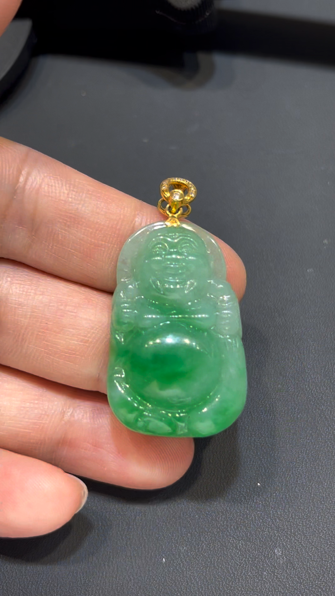 翡翠布袋佛吊墜|小巧精緻 × 色澤亮麗 × 18K黃金扣鑲嵌 × 福氣守護精品|翡翠推薦 #788 1 翡翠布袋佛吊墜|小巧精緻 × 色澤亮麗 × 18K黃金扣鑲嵌 × 福氣守護精品|翡翠推薦 #788