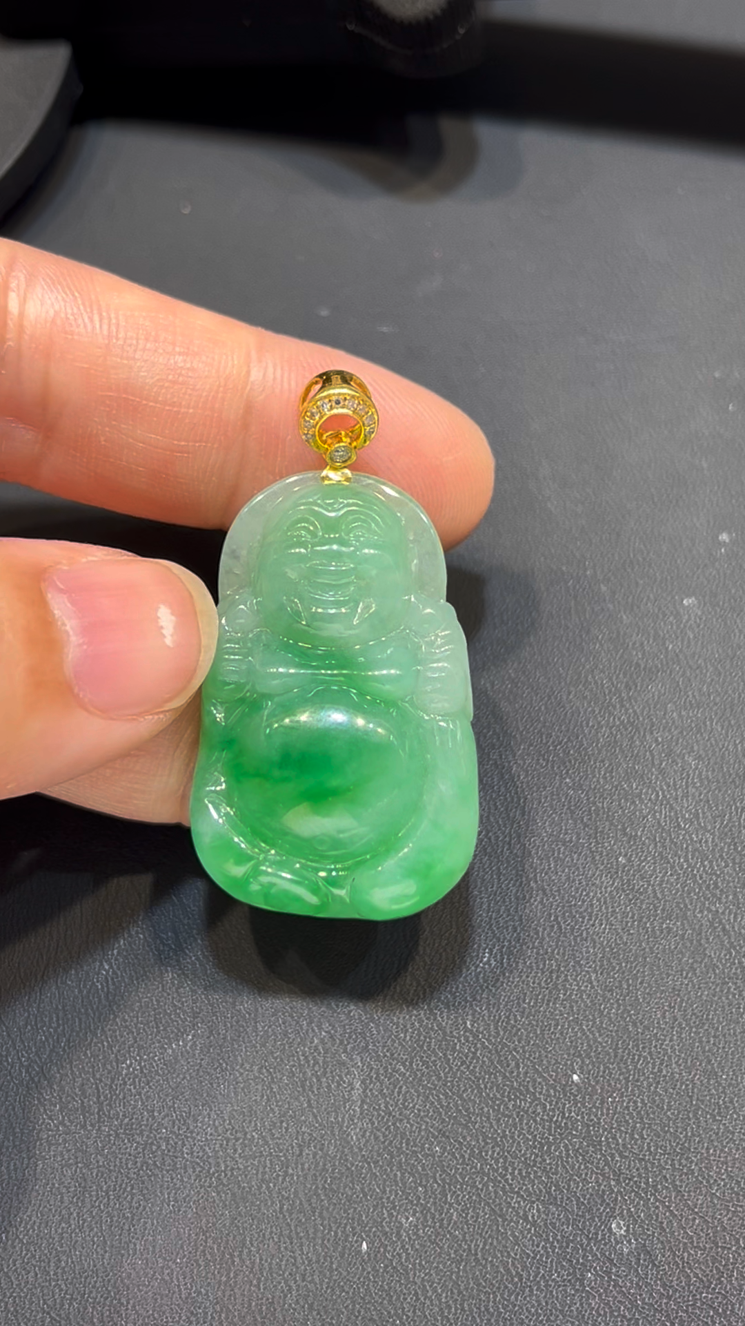 翡翠布袋佛吊墜|小巧精緻 × 色澤亮麗 × 18K黃金扣鑲嵌 × 福氣守護精品|翡翠推薦 #788 2 翡翠布袋佛吊墜|小巧精緻 × 色澤亮麗 × 18K黃金扣鑲嵌 × 福氣守護精品|翡翠推薦 #788 - Image 2