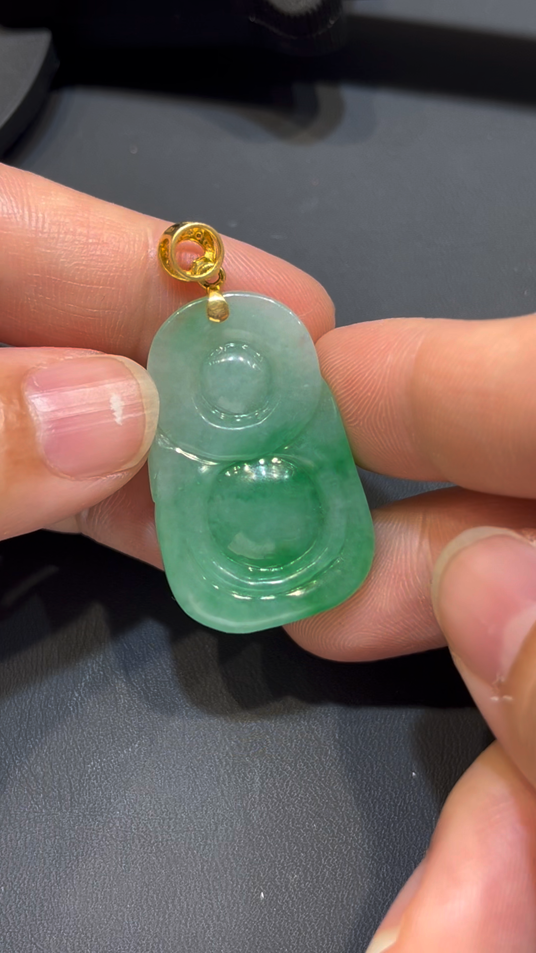 翡翠布袋佛吊墜|小巧精緻 × 色澤亮麗 × 18K黃金扣鑲嵌 × 福氣守護精品|翡翠推薦 #788 3 翡翠布袋佛吊墜|小巧精緻 × 色澤亮麗 × 18K黃金扣鑲嵌 × 福氣守護精品|翡翠推薦 #788 - Image 3