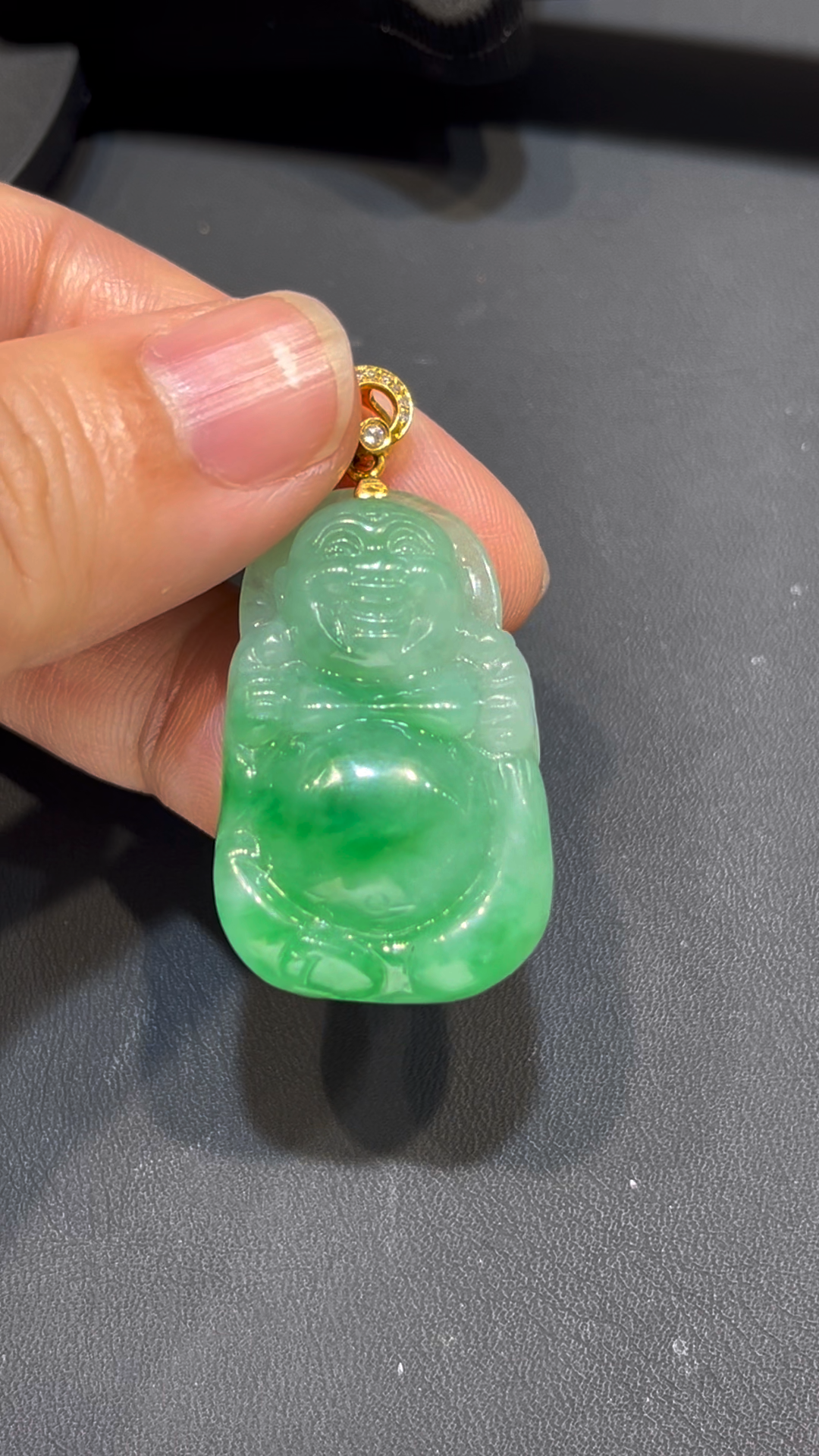 翡翠布袋佛吊墜|小巧精緻 × 色澤亮麗 × 18K黃金扣鑲嵌 × 福氣守護精品|翡翠推薦 #788 4 翡翠布袋佛吊墜|小巧精緻 × 色澤亮麗 × 18K黃金扣鑲嵌 × 福氣守護精品|翡翠推薦 #788 - Image 4
