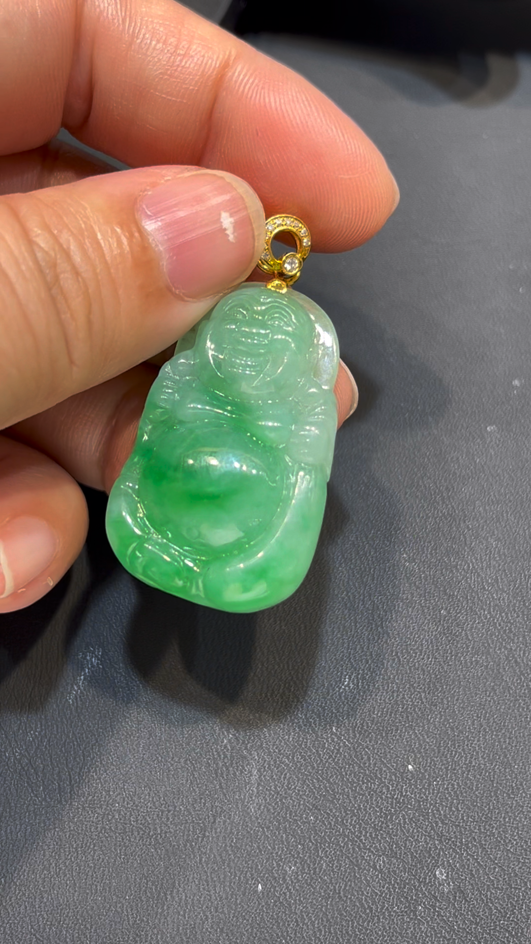 翡翠布袋佛吊墜|小巧精緻 × 色澤亮麗 × 18K黃金扣鑲嵌 × 福氣守護精品|翡翠推薦 #788 5 翡翠布袋佛吊墜|小巧精緻 × 色澤亮麗 × 18K黃金扣鑲嵌 × 福氣守護精品|翡翠推薦 #788 - Image 5