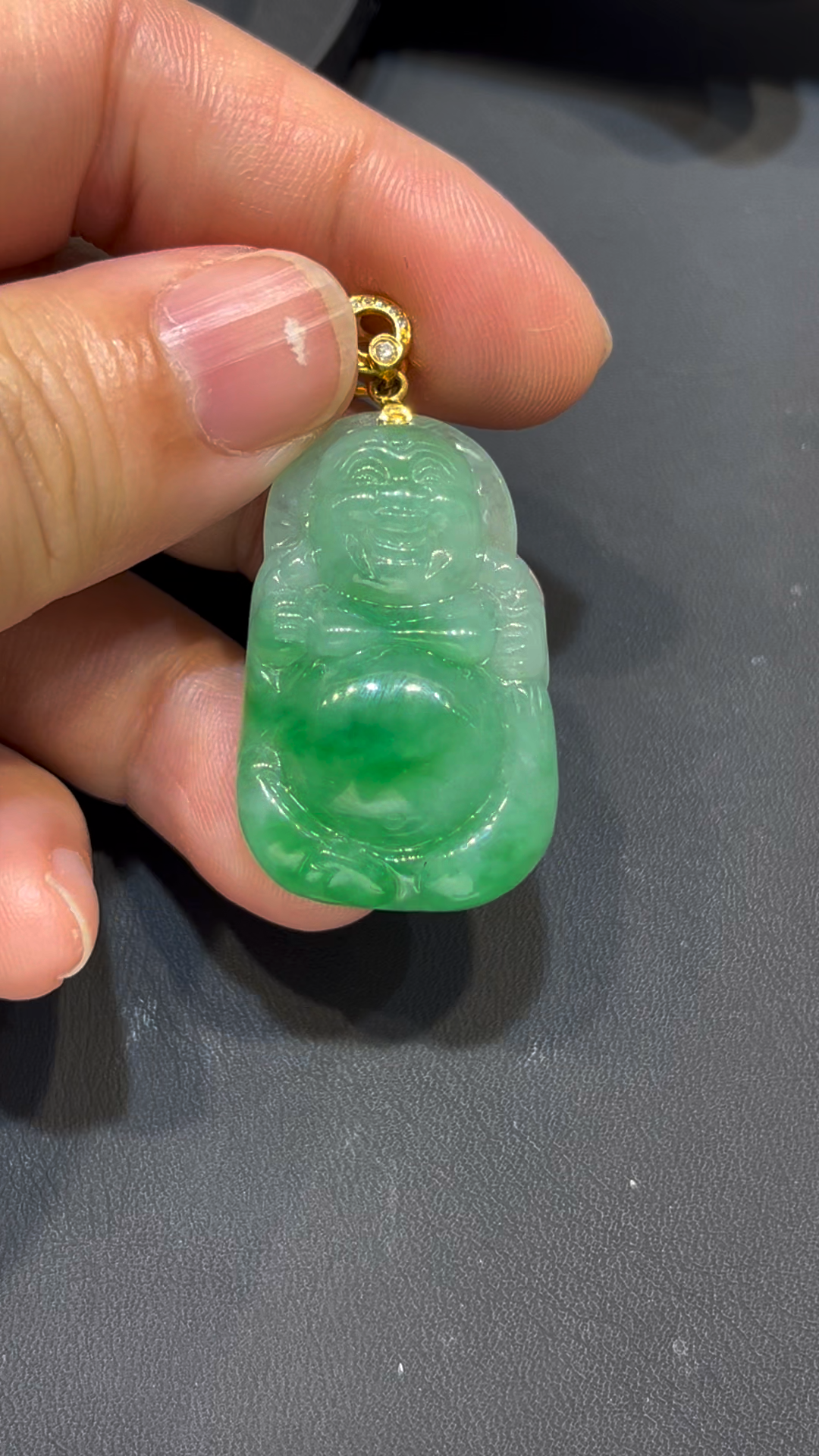 翡翠布袋佛吊墜|小巧精緻 × 色澤亮麗 × 18K黃金扣鑲嵌 × 福氣守護精品|翡翠推薦 #788 6 翡翠布袋佛吊墜|小巧精緻 × 色澤亮麗 × 18K黃金扣鑲嵌 × 福氣守護精品|翡翠推薦 #788 - Image 6