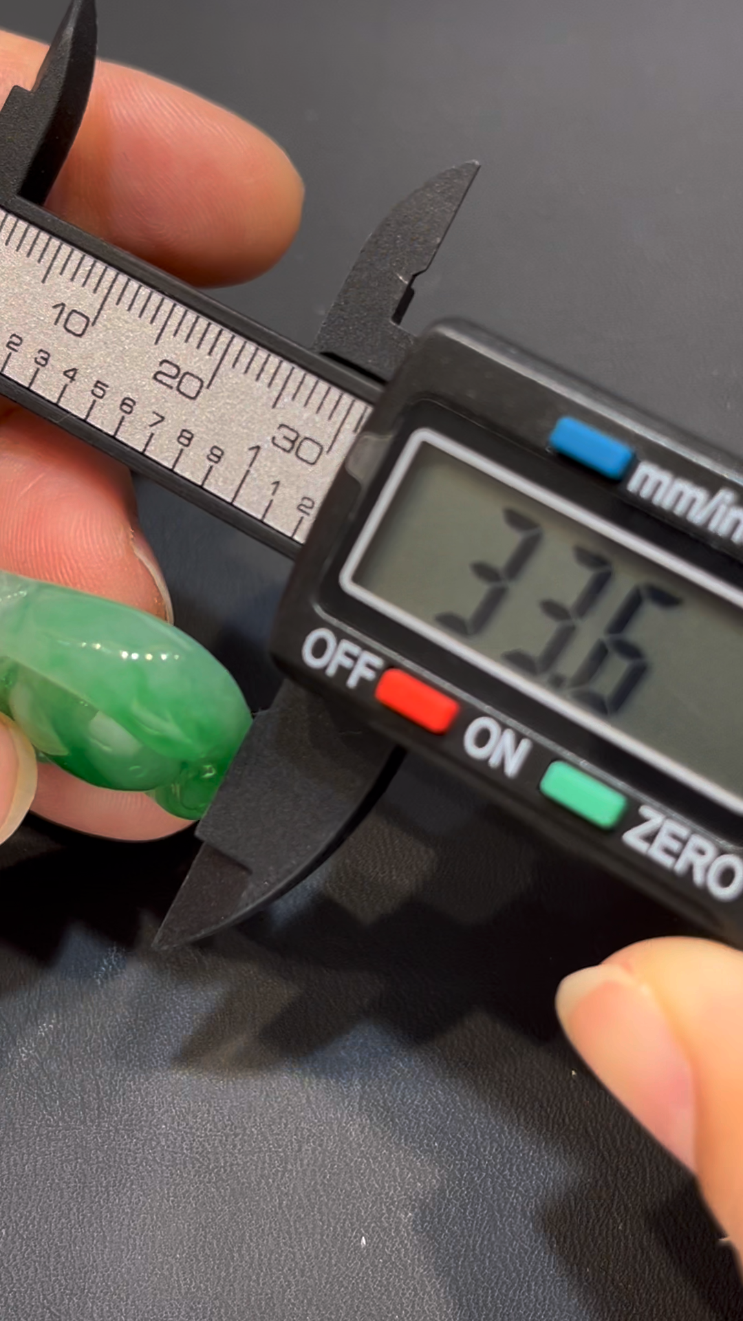 翡翠布袋佛吊墜|小巧精緻 × 色澤亮麗 × 18K黃金扣鑲嵌 × 福氣守護精品|翡翠推薦 #788 7 翡翠布袋佛吊墜|小巧精緻 × 色澤亮麗 × 18K黃金扣鑲嵌 × 福氣守護精品|翡翠推薦 #788 - Image 7