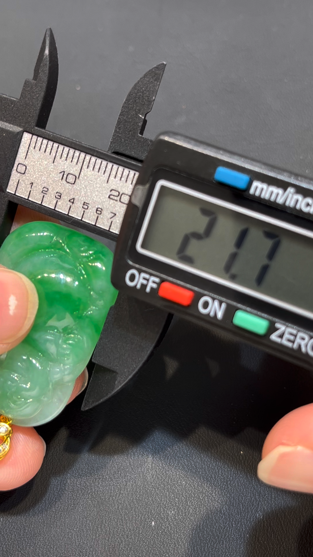 翡翠布袋佛吊墜|小巧精緻 × 色澤亮麗 × 18K黃金扣鑲嵌 × 福氣守護精品|翡翠推薦 #788 8 翡翠布袋佛吊墜|小巧精緻 × 色澤亮麗 × 18K黃金扣鑲嵌 × 福氣守護精品|翡翠推薦 #788 - Image 8