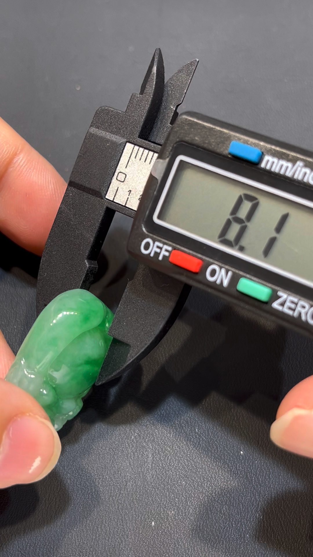 翡翠布袋佛吊墜|小巧精緻 × 色澤亮麗 × 18K黃金扣鑲嵌 × 福氣守護精品|翡翠推薦 #788 9 翡翠布袋佛吊墜|小巧精緻 × 色澤亮麗 × 18K黃金扣鑲嵌 × 福氣守護精品|翡翠推薦 #788 - Image 9