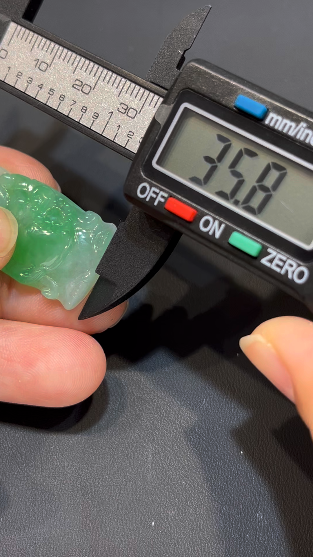 翡翠站佛吊墜|冰透玉料 × 小巧精緻 × 色澤清亮 × 堅定守護寓意|翡翠推薦 #789 6 翡翠站佛吊墜|冰透玉料 × 小巧精緻 × 色澤清亮 × 堅定守護寓意|翡翠推薦 #789 - Image 6