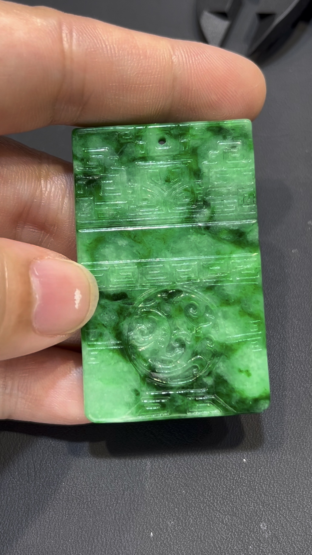 翡翠仿古吊墜|花青種玉料 × 古色古香 × 紋理自然 × 收藏級文化精品|翡翠推薦 #793 4 翡翠仿古吊墜|花青種玉料 × 古色古香 × 紋理自然 × 收藏級文化精品|翡翠推薦 #793 - Image 4