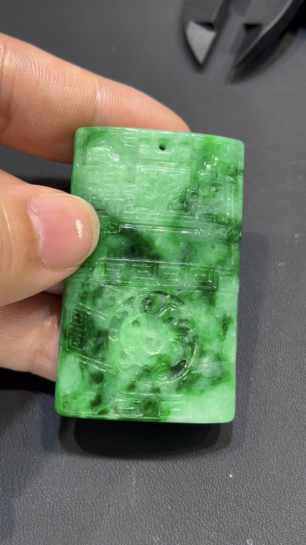 翡翠仿古吊墜|花青種玉料 × 古色古香 × 紋理自然 × 收藏級文化精品|翡翠推薦 #793 5 翡翠仿古吊墜|花青種玉料 × 古色古香 × 紋理自然 × 收藏級文化精品|翡翠推薦 #793 - Image 5
