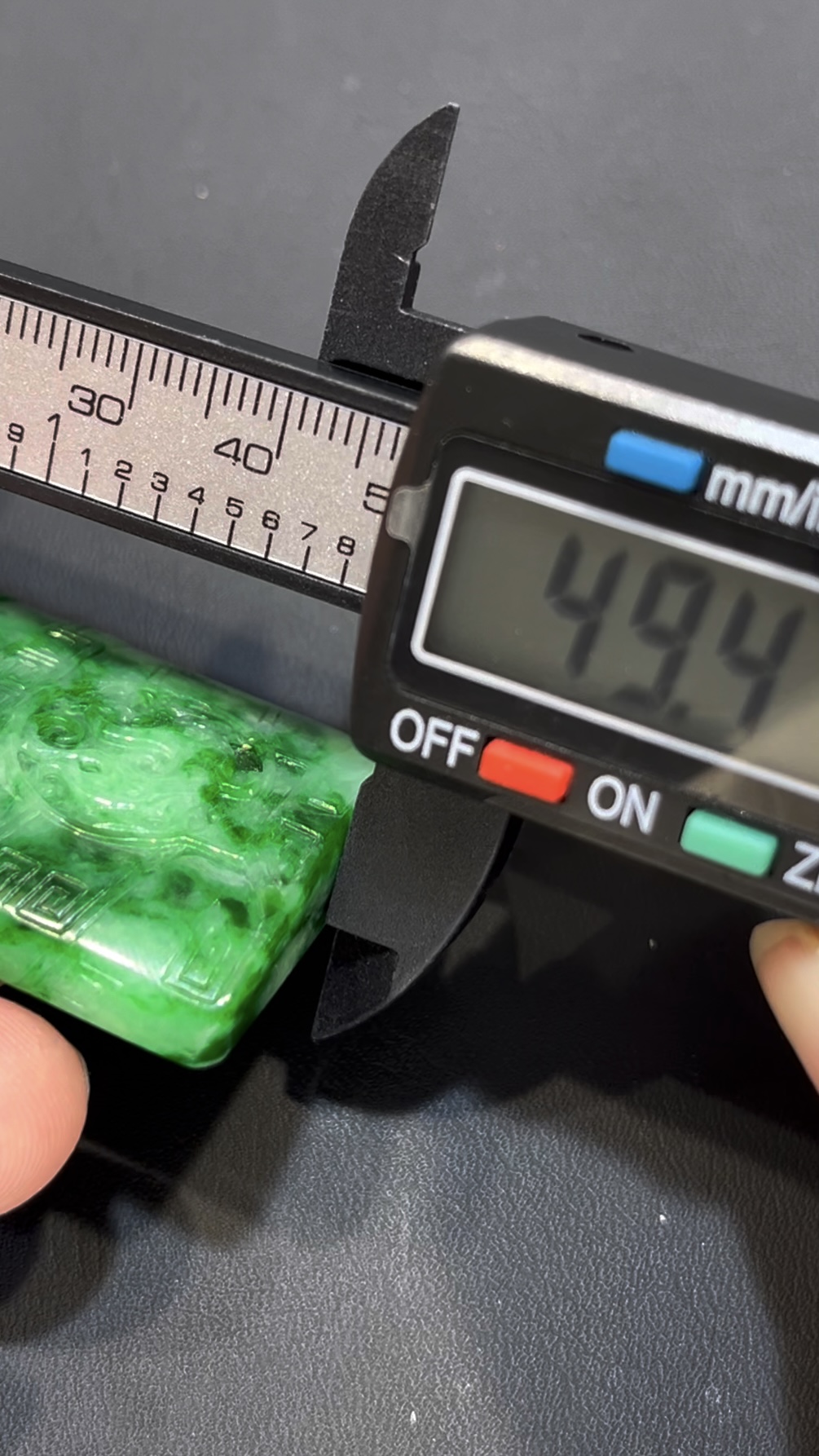 翡翠仿古吊墜|花青種玉料 × 古色古香 × 紋理自然 × 收藏級文化精品|翡翠推薦 #793 7 翡翠仿古吊墜|花青種玉料 × 古色古香 × 紋理自然 × 收藏級文化精品|翡翠推薦 #793 - Image 7