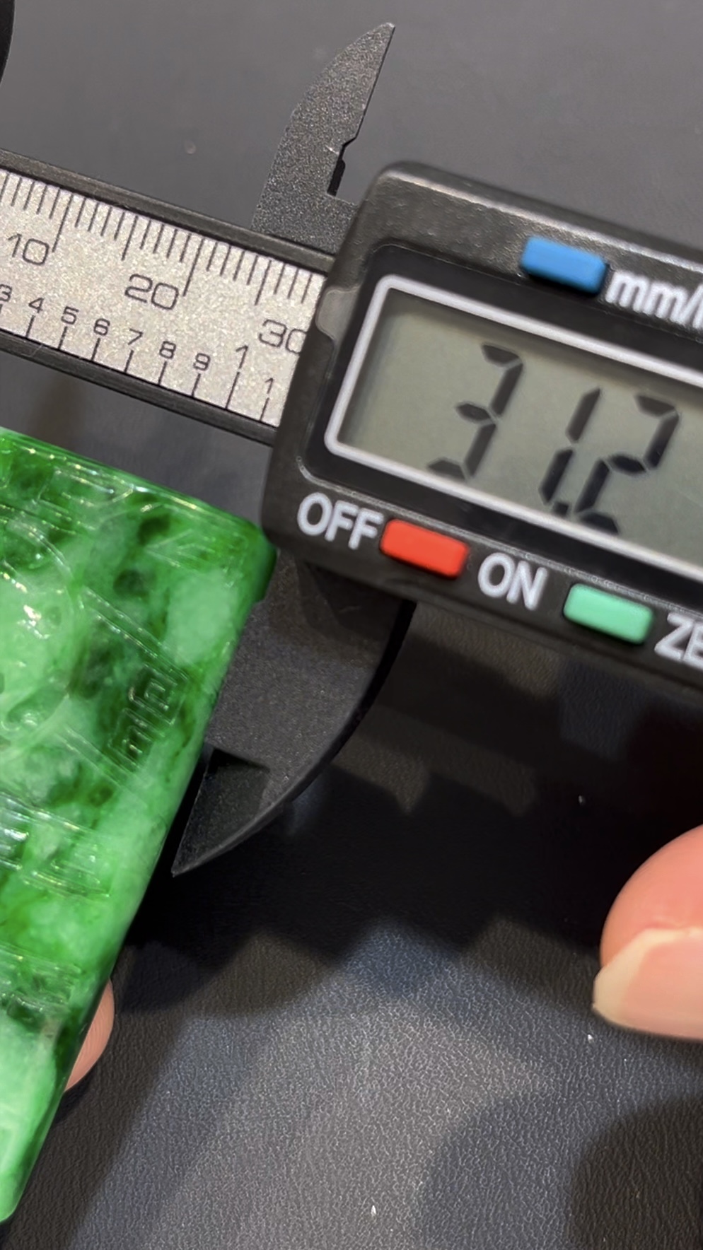 翡翠仿古吊墜|花青種玉料 × 古色古香 × 紋理自然 × 收藏級文化精品|翡翠推薦 #793 8 翡翠仿古吊墜|花青種玉料 × 古色古香 × 紋理自然 × 收藏級文化精品|翡翠推薦 #793 - Image 8