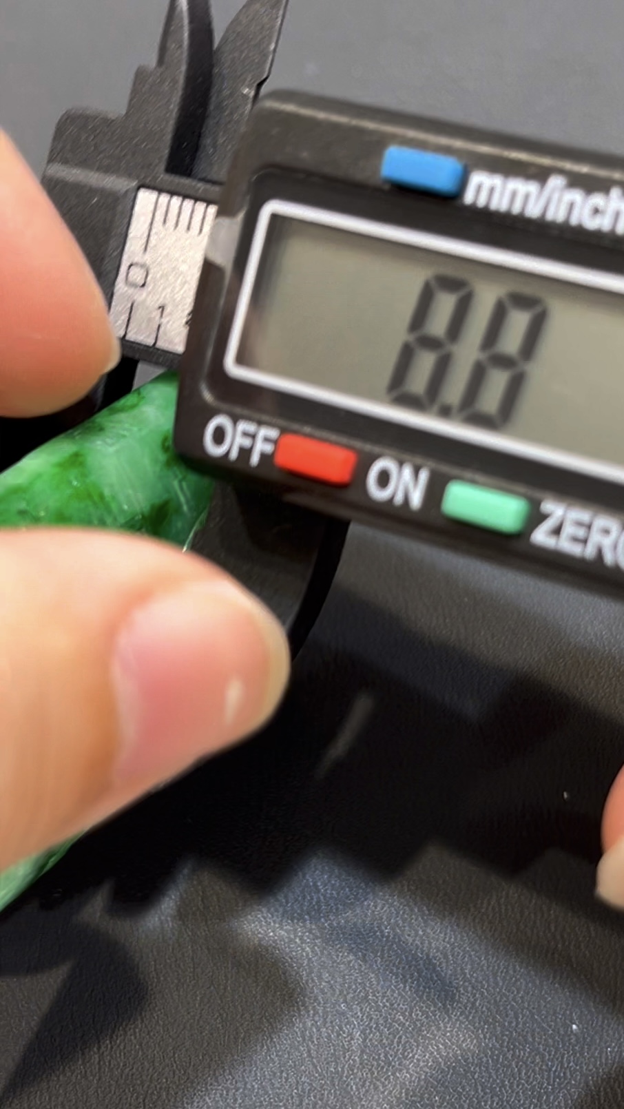 翡翠仿古吊墜|花青種玉料 × 古色古香 × 紋理自然 × 收藏級文化精品|翡翠推薦 #793 9 翡翠仿古吊墜|花青種玉料 × 古色古香 × 紋理自然 × 收藏級文化精品|翡翠推薦 #793 - Image 9