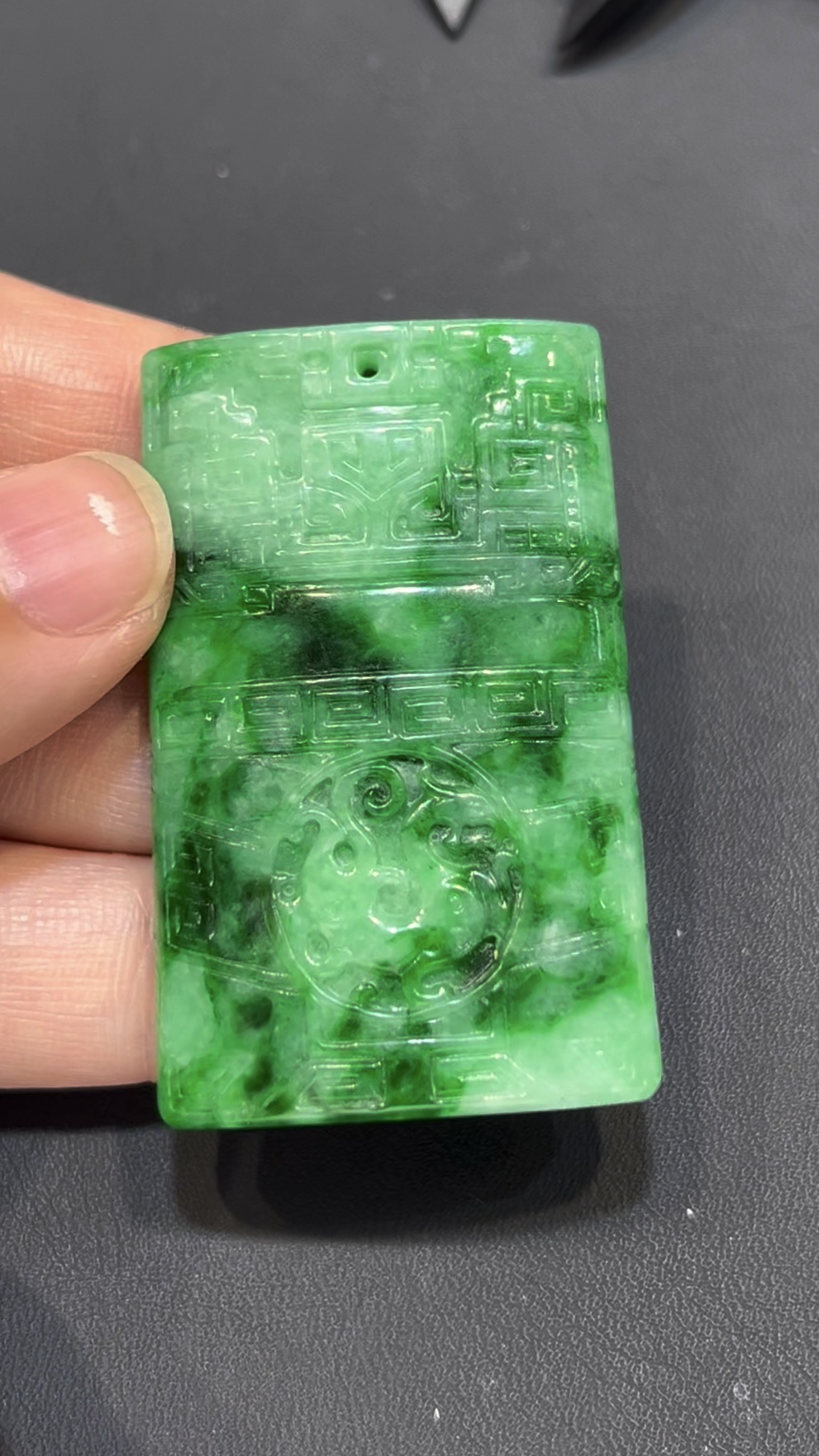 翡翠仿古吊墜|花青種玉料 × 古色古香 × 紋理自然 × 收藏級文化精品|翡翠推薦 #793 6 翡翠仿古吊墜|花青種玉料 × 古色古香 × 紋理自然 × 收藏級文化精品|翡翠推薦 #793 - Image 6