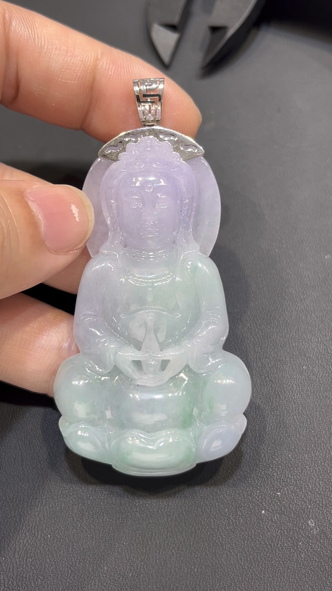 春彩翡翠觀音|高雅色調 × 慈悲守護 × 精緻金工 × 收藏推薦 #798 1 春彩翡翠觀音|高雅色調 × 慈悲守護 × 精緻金工 × 收藏推薦 #798