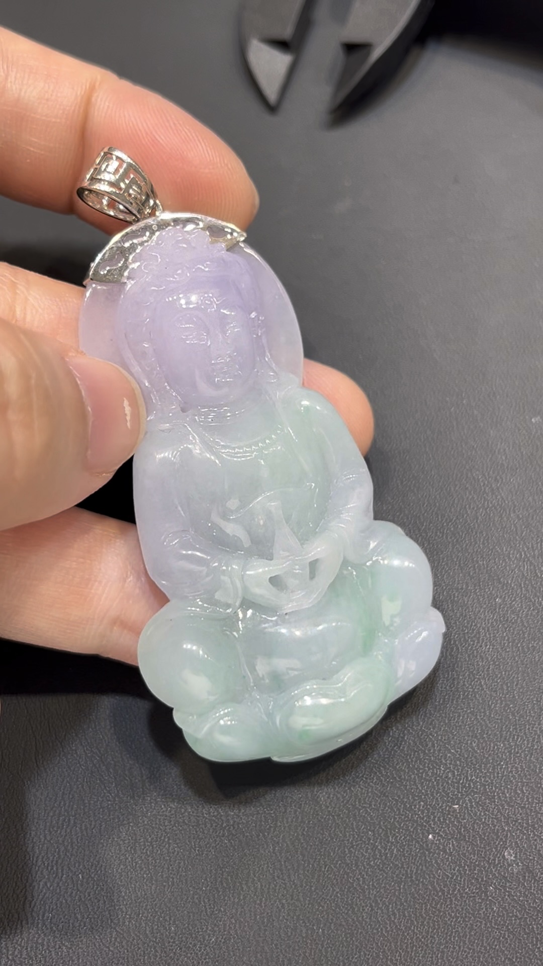 春彩翡翠觀音|高雅色調 × 慈悲守護 × 精緻金工 × 收藏推薦 #798 2 春彩翡翠觀音|高雅色調 × 慈悲守護 × 精緻金工 × 收藏推薦 #798 - Image 2