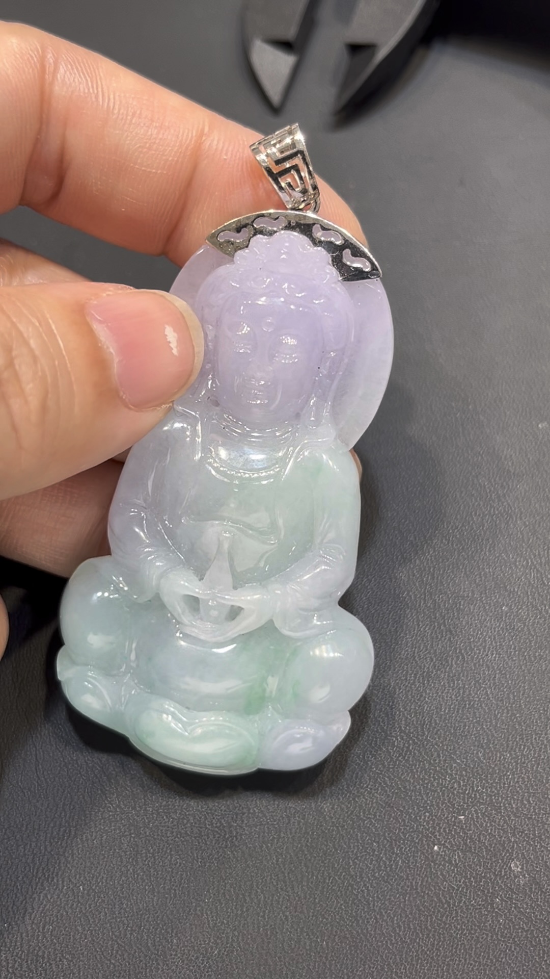 春彩翡翠觀音|高雅色調 × 慈悲守護 × 精緻金工 × 收藏推薦 #798 3 春彩翡翠觀音|高雅色調 × 慈悲守護 × 精緻金工 × 收藏推薦 #798 - Image 3