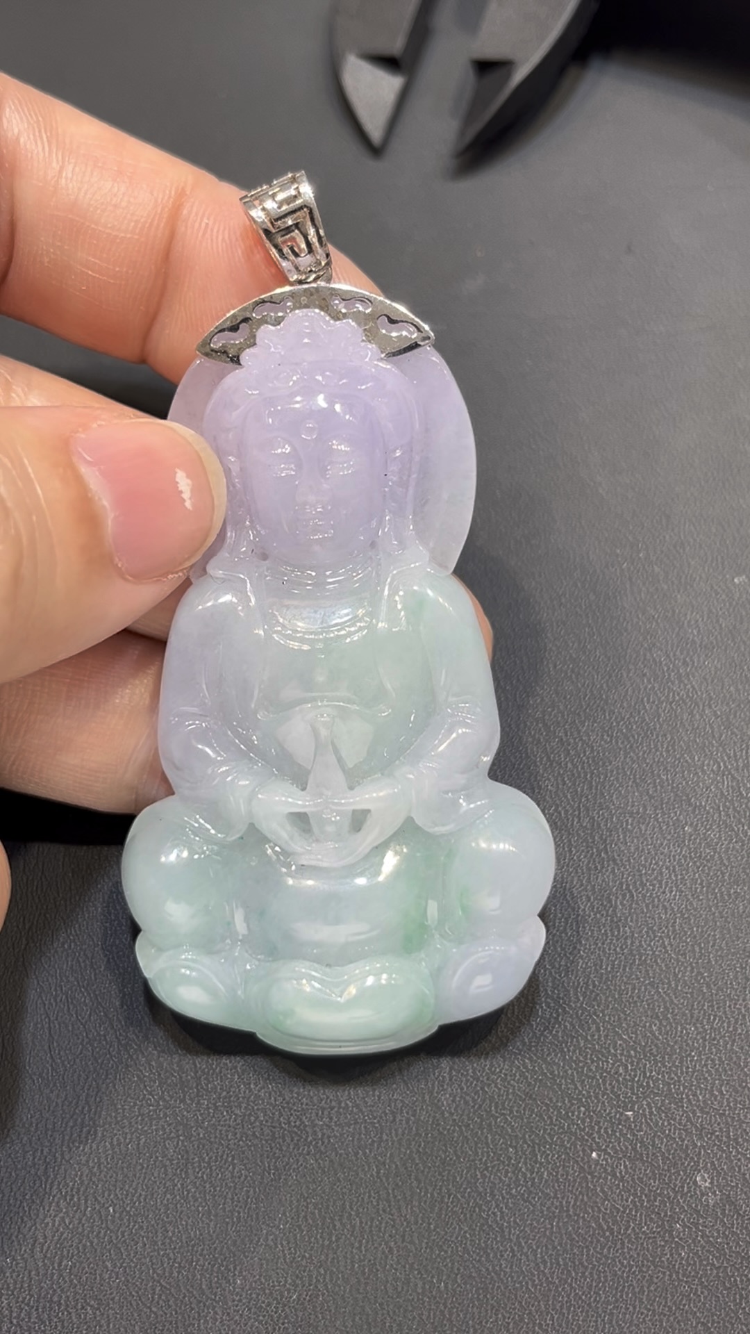 春彩翡翠觀音|高雅色調 × 慈悲守護 × 精緻金工 × 收藏推薦 #798 4 春彩翡翠觀音|高雅色調 × 慈悲守護 × 精緻金工 × 收藏推薦 #798 - Image 4