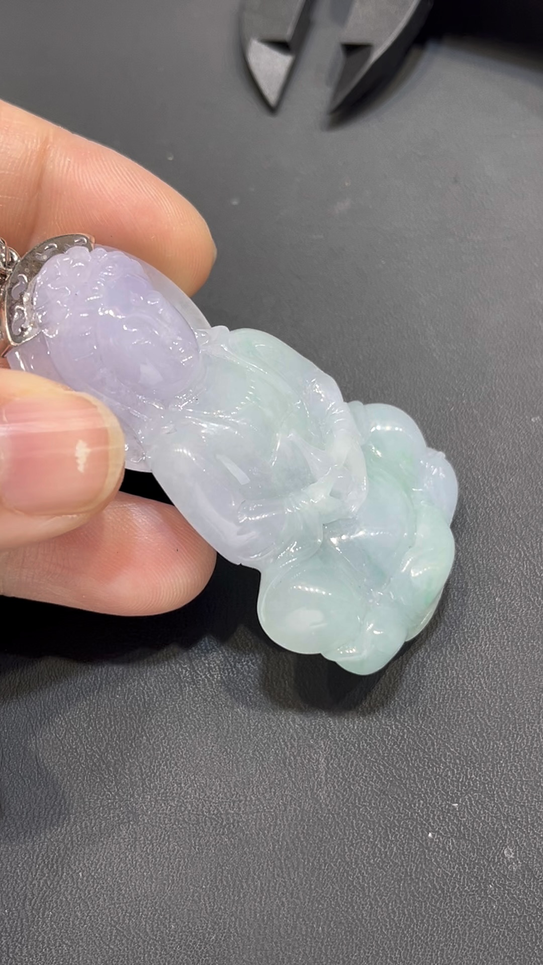 春彩翡翠觀音|高雅色調 × 慈悲守護 × 精緻金工 × 收藏推薦 #798 5 春彩翡翠觀音|高雅色調 × 慈悲守護 × 精緻金工 × 收藏推薦 #798 - Image 5