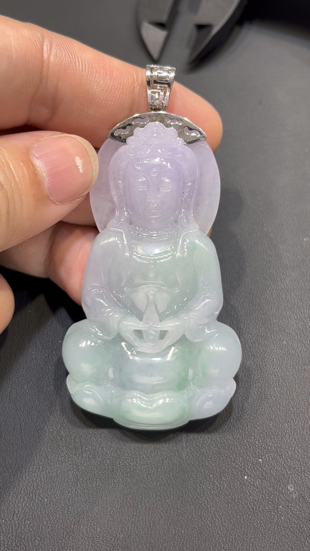春彩翡翠觀音|高雅色調 × 慈悲守護 × 精緻金工 × 收藏推薦 #798 7 春彩翡翠觀音|高雅色調 × 慈悲守護 × 精緻金工 × 收藏推薦 #798 - Image 7