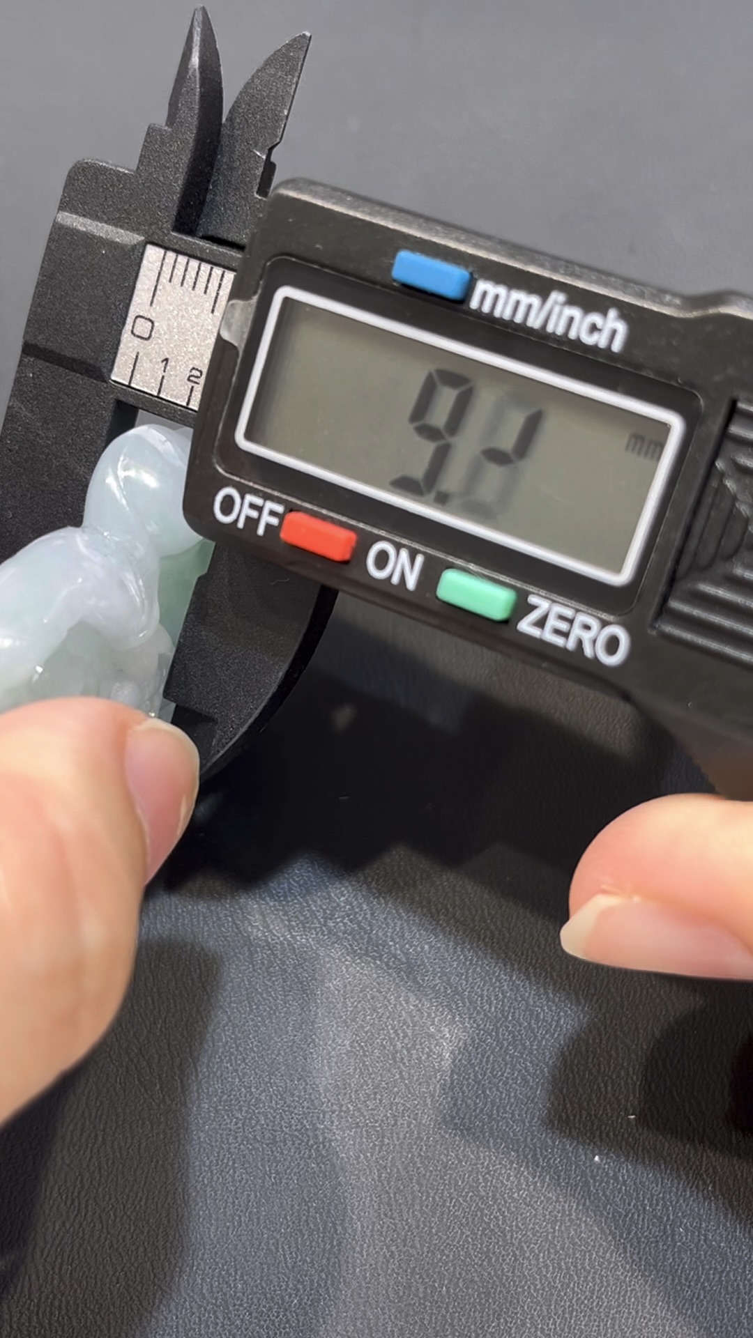 春彩翡翠觀音|高雅色調 × 慈悲守護 × 精緻金工 × 收藏推薦 #798 10 春彩翡翠觀音|高雅色調 × 慈悲守護 × 精緻金工 × 收藏推薦 #798 - Image 10