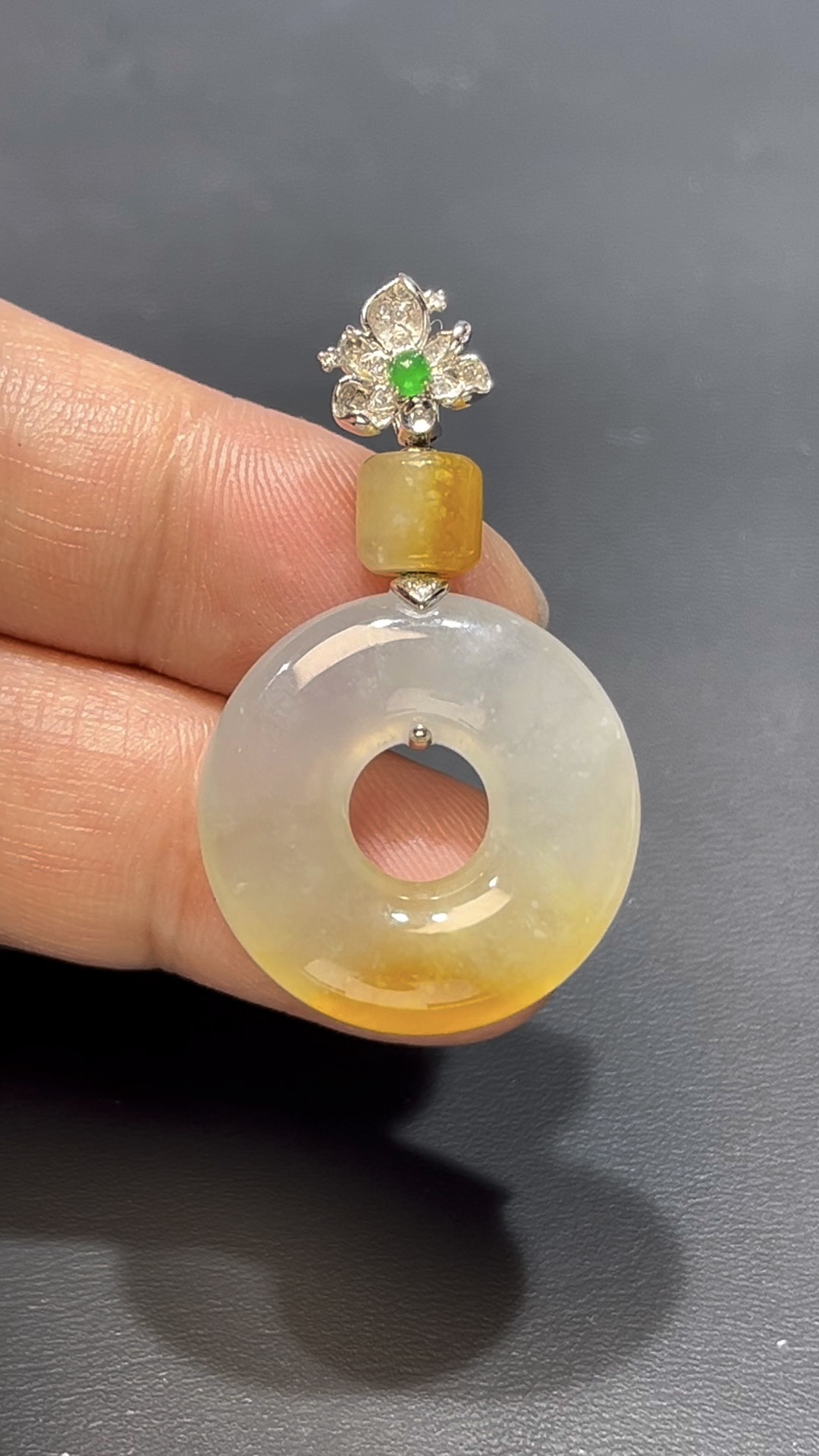 翡翠平安環吊墜|淺黃翡翠 × 18K白金鑲嵌 × 別致設計 × 平安圓滿推薦 #812 1 翡翠平安環吊墜|淺黃翡翠 × 18K白金鑲嵌 × 別致設計 × 平安圓滿推薦 #812