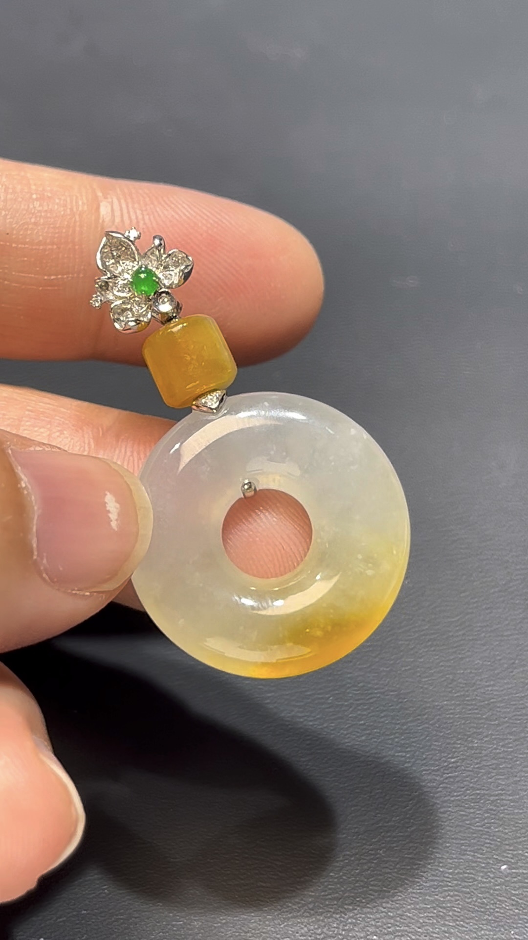 翡翠平安環吊墜|淺黃翡翠 × 18K白金鑲嵌 × 別致設計 × 平安圓滿推薦 #812 2 翡翠平安環吊墜|淺黃翡翠 × 18K白金鑲嵌 × 別致設計 × 平安圓滿推薦 #812 - Image 2