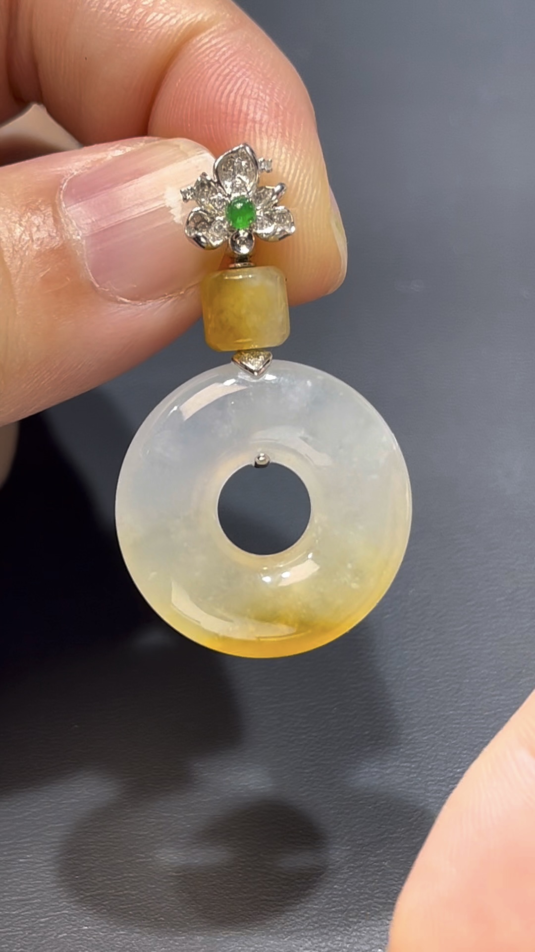 翡翠平安環吊墜|淺黃翡翠 × 18K白金鑲嵌 × 別致設計 × 平安圓滿推薦 #812 3 翡翠平安環吊墜|淺黃翡翠 × 18K白金鑲嵌 × 別致設計 × 平安圓滿推薦 #812 - Image 3