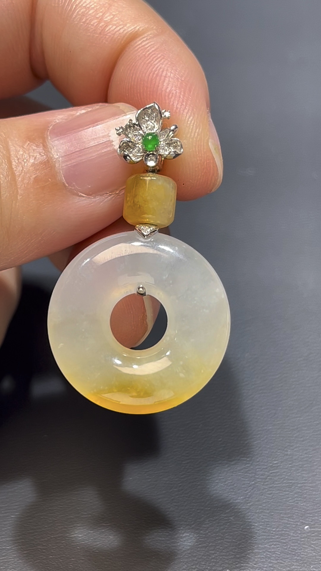 翡翠平安環吊墜|淺黃翡翠 × 18K白金鑲嵌 × 別致設計 × 平安圓滿推薦 #812 4 翡翠平安環吊墜|淺黃翡翠 × 18K白金鑲嵌 × 別致設計 × 平安圓滿推薦 #812 - Image 4