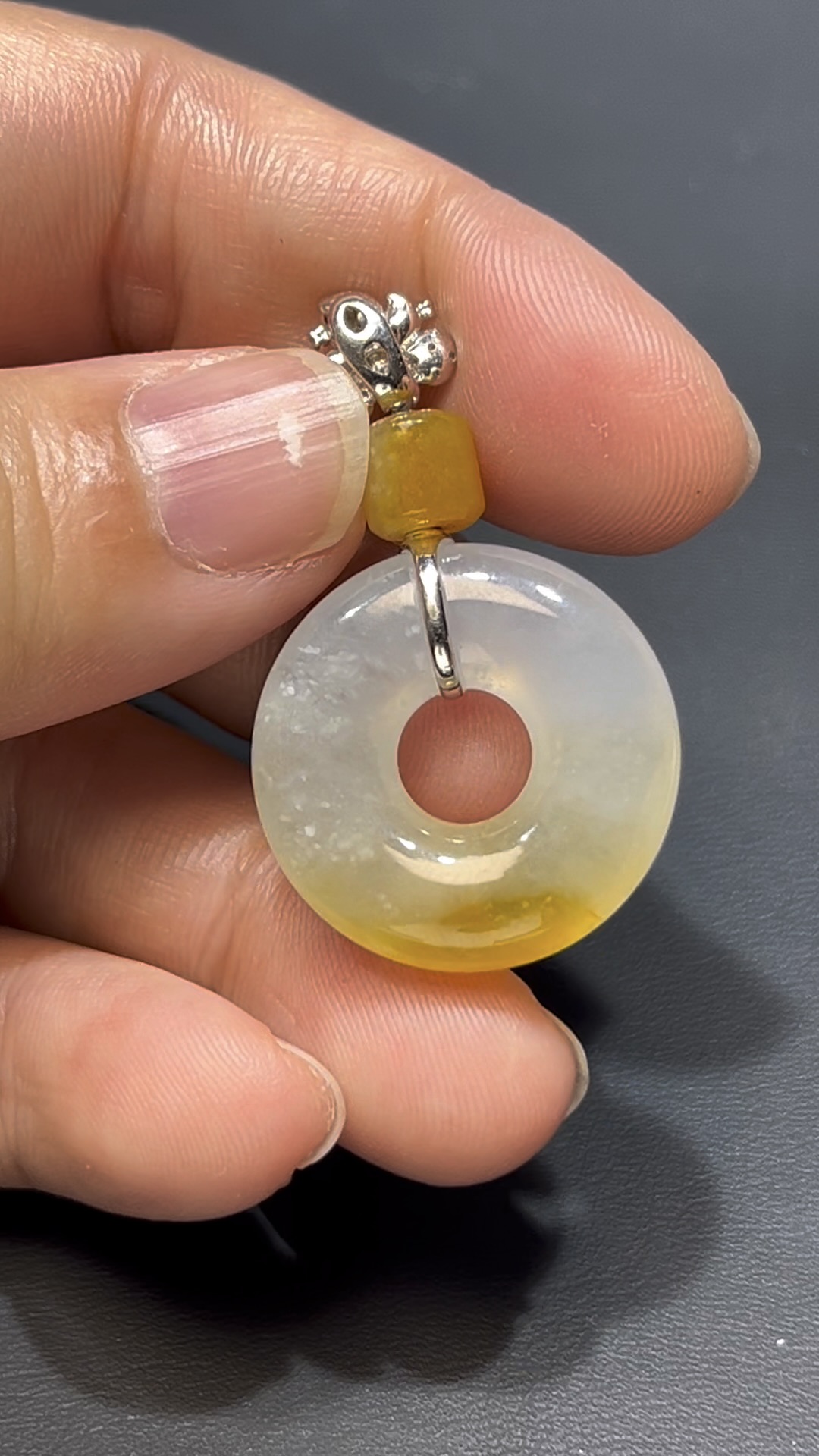 翡翠平安環吊墜|淺黃翡翠 × 18K白金鑲嵌 × 別致設計 × 平安圓滿推薦 #812 5 翡翠平安環吊墜|淺黃翡翠 × 18K白金鑲嵌 × 別致設計 × 平安圓滿推薦 #812 - Image 5