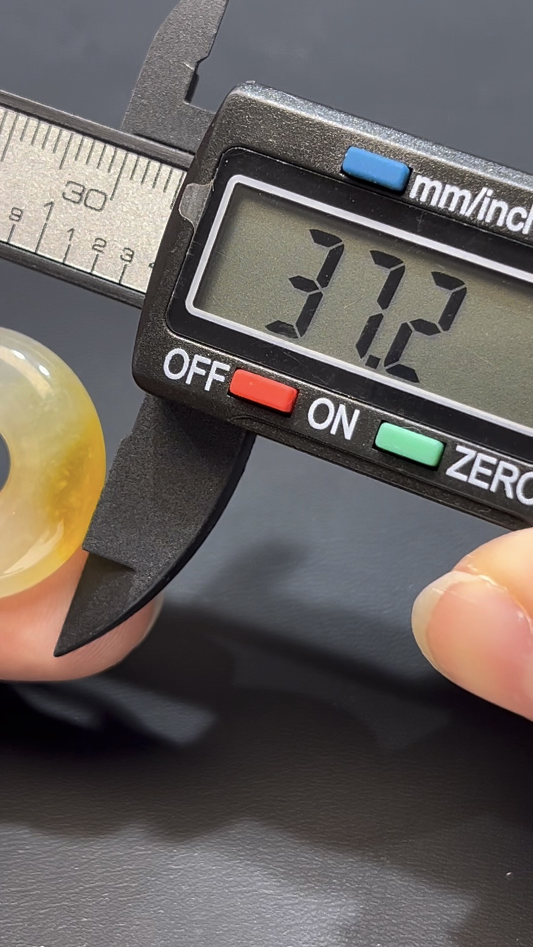 翡翠平安環吊墜|淺黃翡翠 × 18K白金鑲嵌 × 別致設計 × 平安圓滿推薦 #812 7 翡翠平安環吊墜|淺黃翡翠 × 18K白金鑲嵌 × 別致設計 × 平安圓滿推薦 #812 - Image 7