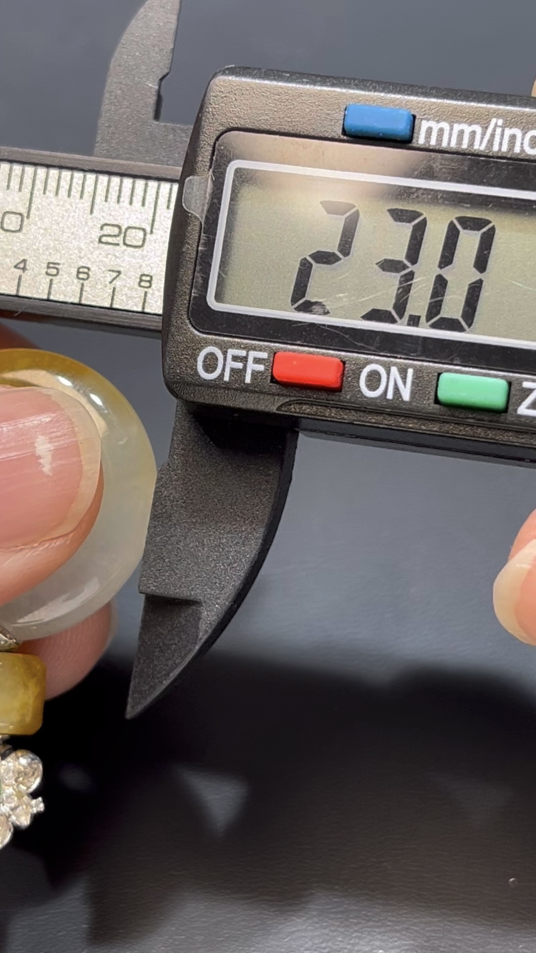 翡翠平安環吊墜|淺黃翡翠 × 18K白金鑲嵌 × 別致設計 × 平安圓滿推薦 #812 8 翡翠平安環吊墜|淺黃翡翠 × 18K白金鑲嵌 × 別致設計 × 平安圓滿推薦 #812 - Image 8