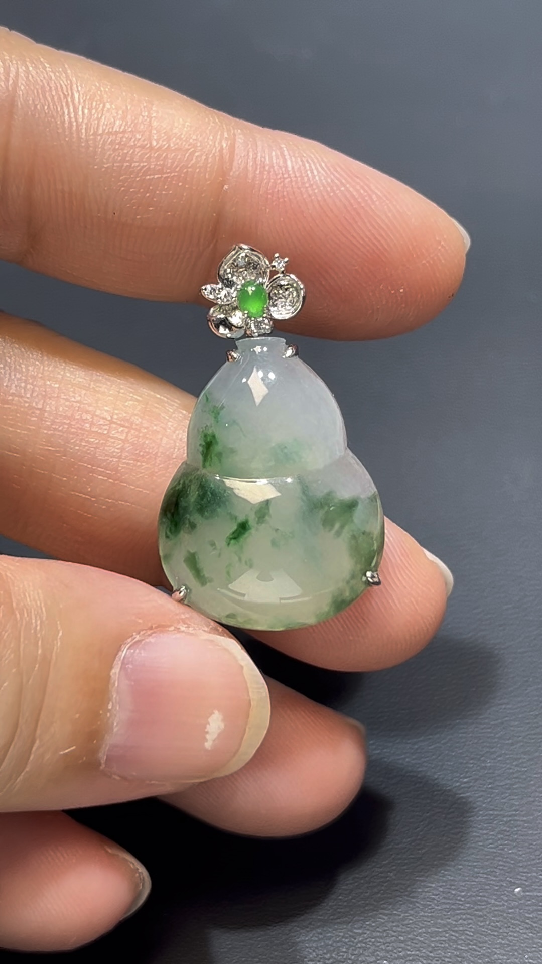 翡翠葫蘆吊墜|飄綠花翡翠 × 18K白金鑲嵌 × 蝴蝶花扣頭 × 福祿靈動精品推薦 #813 3 翡翠葫蘆吊墜|飄綠花翡翠 × 18K白金鑲嵌 × 蝴蝶花扣頭 × 福祿靈動精品推薦 #813 - Image 3