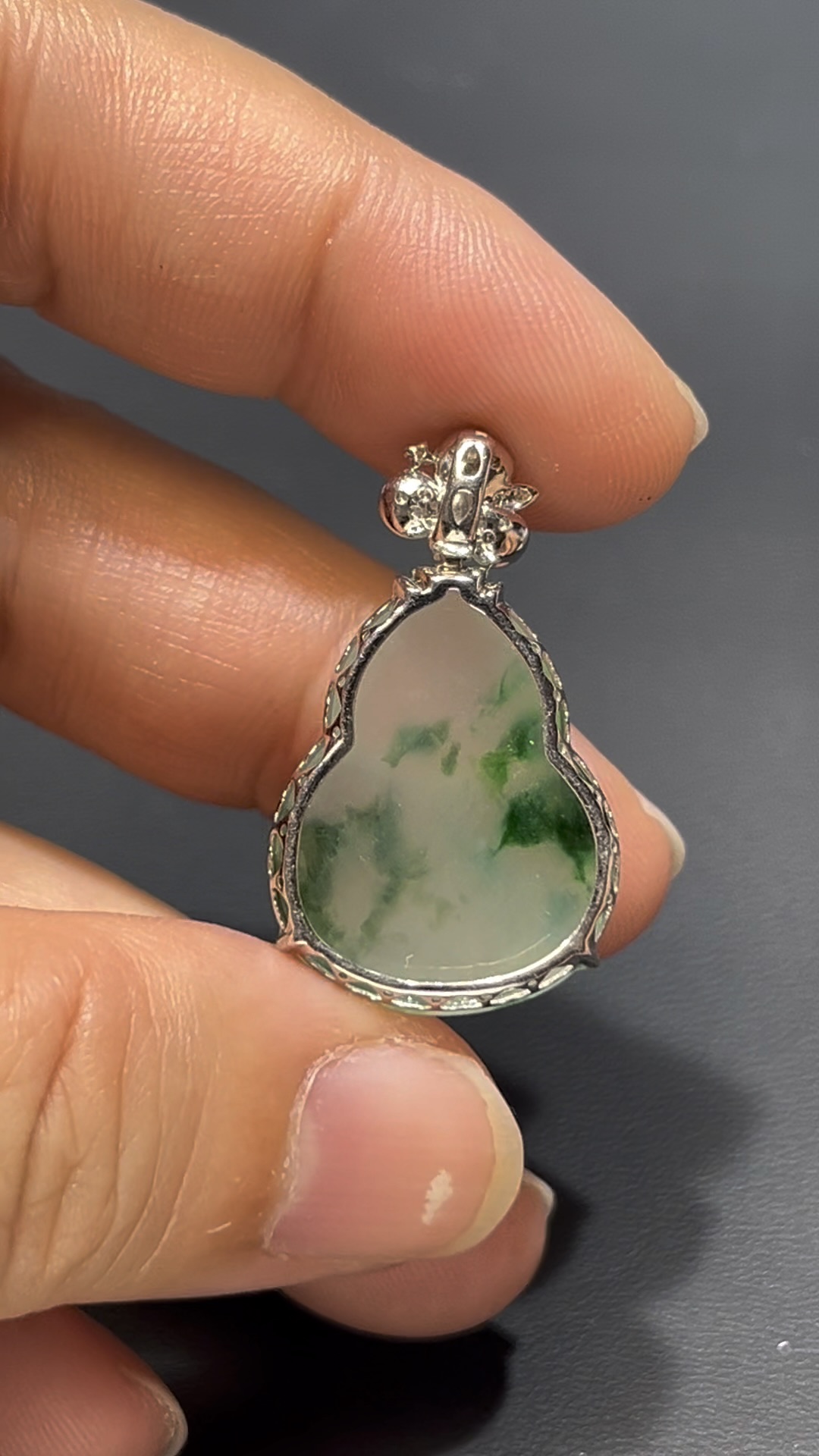 翡翠葫蘆吊墜|飄綠花翡翠 × 18K白金鑲嵌 × 蝴蝶花扣頭 × 福祿靈動精品推薦 #813 6 翡翠葫蘆吊墜|飄綠花翡翠 × 18K白金鑲嵌 × 蝴蝶花扣頭 × 福祿靈動精品推薦 #813 - Image 6