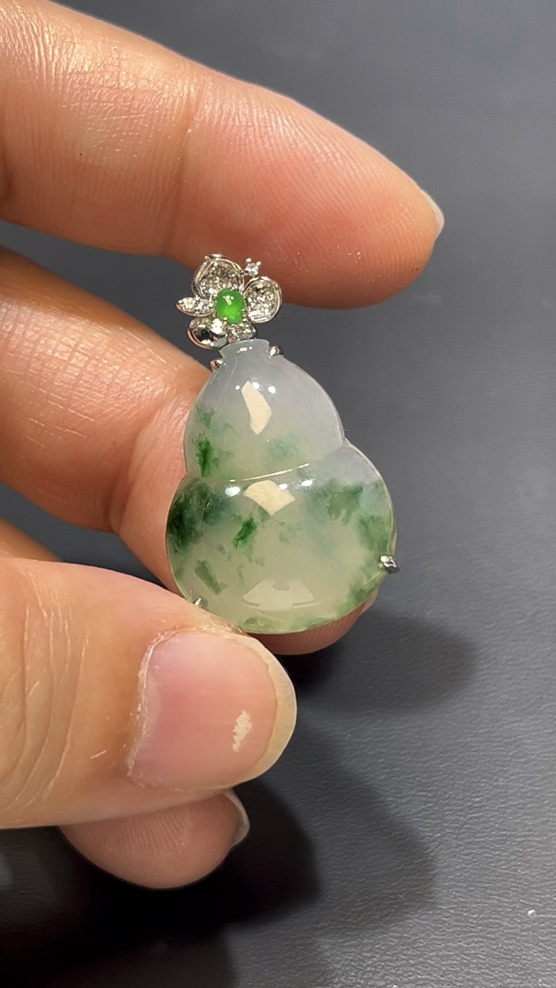 翡翠葫蘆吊墜|飄綠花翡翠 × 18K白金鑲嵌 × 蝴蝶花扣頭 × 福祿靈動精品推薦 #813 4 翡翠葫蘆吊墜|飄綠花翡翠 × 18K白金鑲嵌 × 蝴蝶花扣頭 × 福祿靈動精品推薦 #813 - Image 4