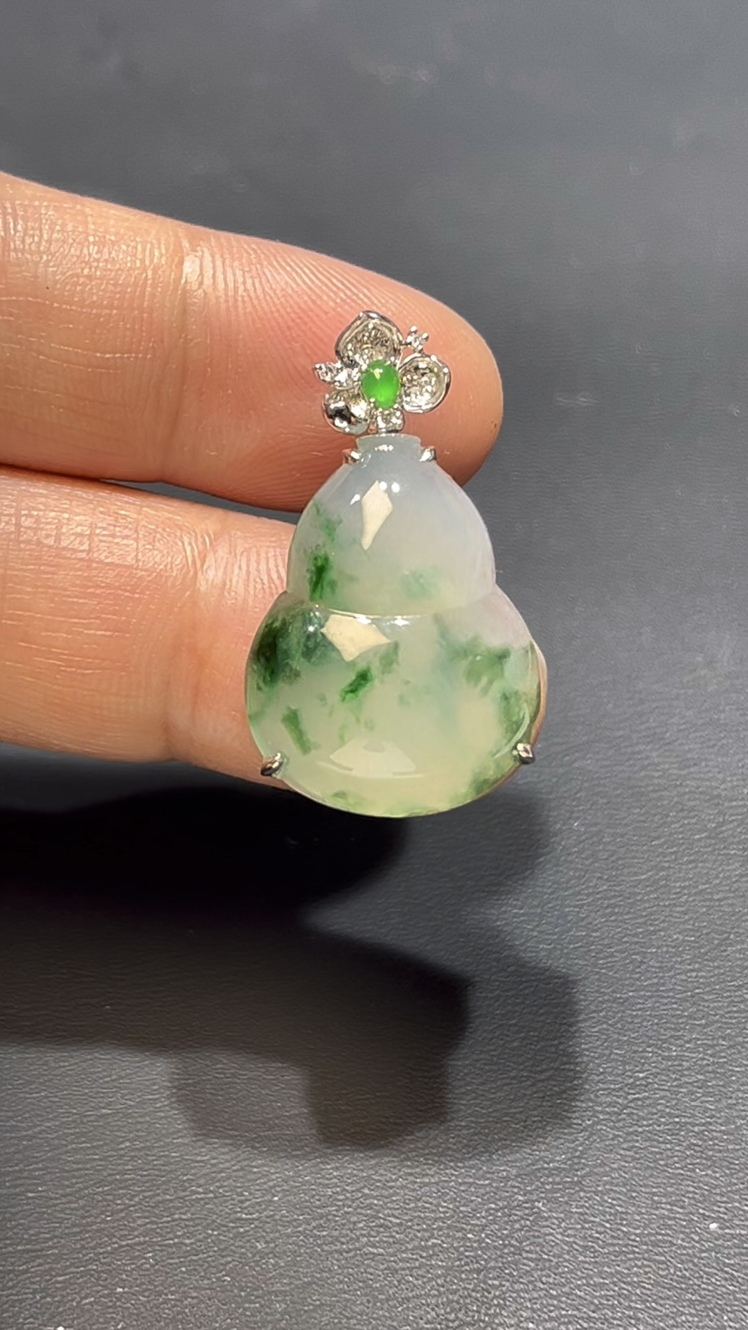 翡翠葫蘆吊墜|飄綠花翡翠 × 18K白金鑲嵌 × 蝴蝶花扣頭 × 福祿靈動精品推薦 #813 5 翡翠葫蘆吊墜|飄綠花翡翠 × 18K白金鑲嵌 × 蝴蝶花扣頭 × 福祿靈動精品推薦 #813 - Image 5