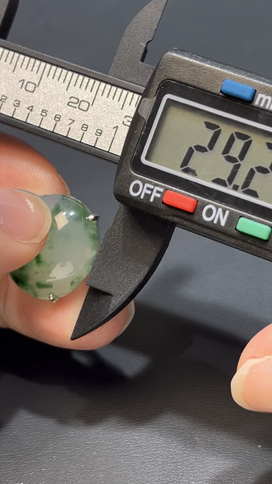 翡翠葫蘆吊墜|飄綠花翡翠 × 18K白金鑲嵌 × 蝴蝶花扣頭 × 福祿靈動精品推薦 #813 7 翡翠葫蘆吊墜|飄綠花翡翠 × 18K白金鑲嵌 × 蝴蝶花扣頭 × 福祿靈動精品推薦 #813 - Image 7