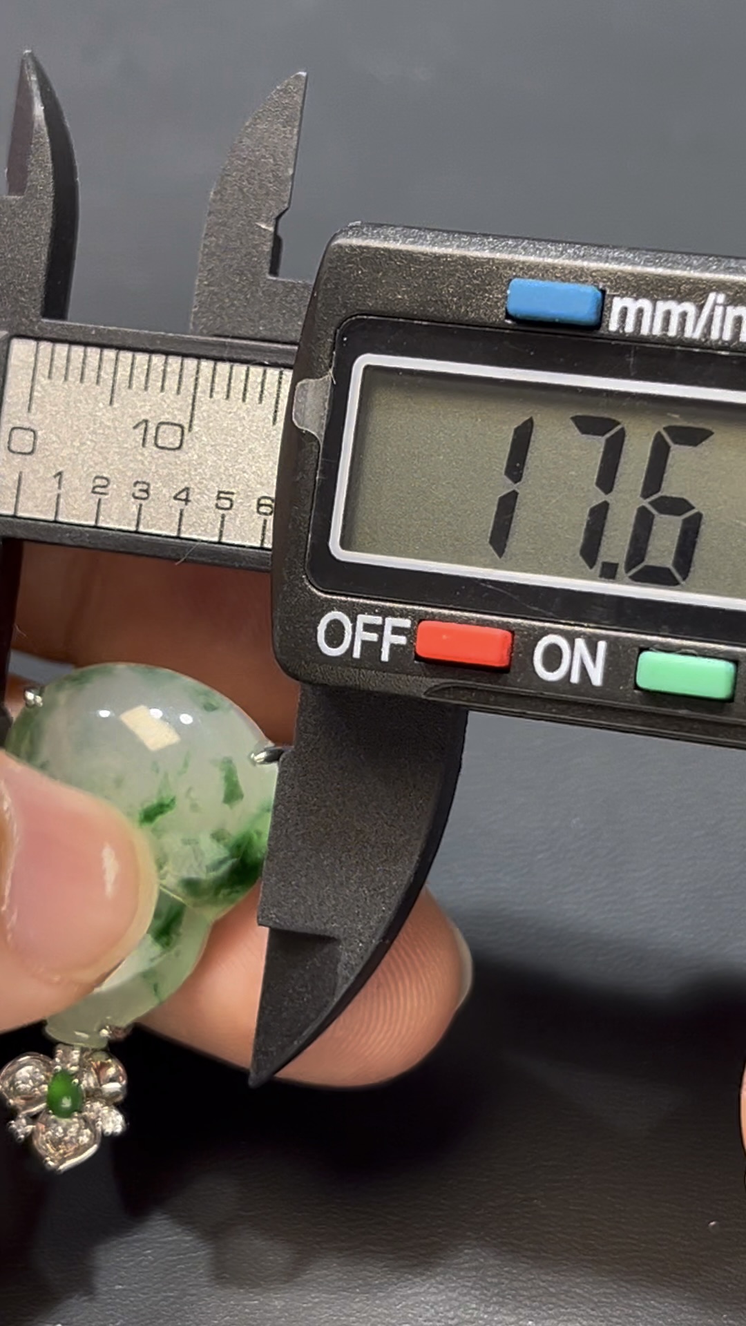 翡翠葫蘆吊墜|飄綠花翡翠 × 18K白金鑲嵌 × 蝴蝶花扣頭 × 福祿靈動精品推薦 #813 8 翡翠葫蘆吊墜|飄綠花翡翠 × 18K白金鑲嵌 × 蝴蝶花扣頭 × 福祿靈動精品推薦 #813 - Image 8