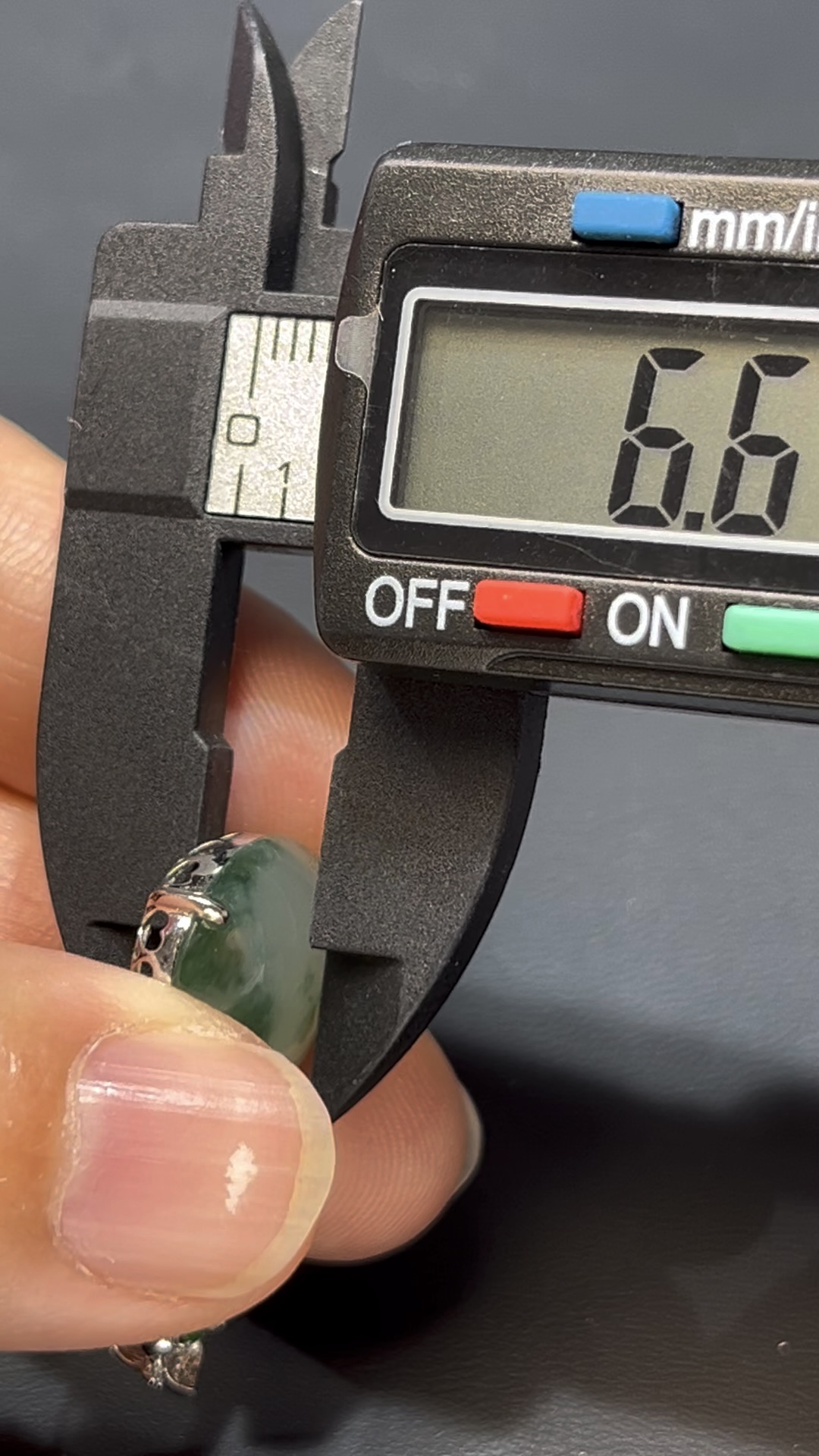 翡翠葫蘆吊墜|飄綠花翡翠 × 18K白金鑲嵌 × 蝴蝶花扣頭 × 福祿靈動精品推薦 #813 9 翡翠葫蘆吊墜|飄綠花翡翠 × 18K白金鑲嵌 × 蝴蝶花扣頭 × 福祿靈動精品推薦 #813 - Image 9