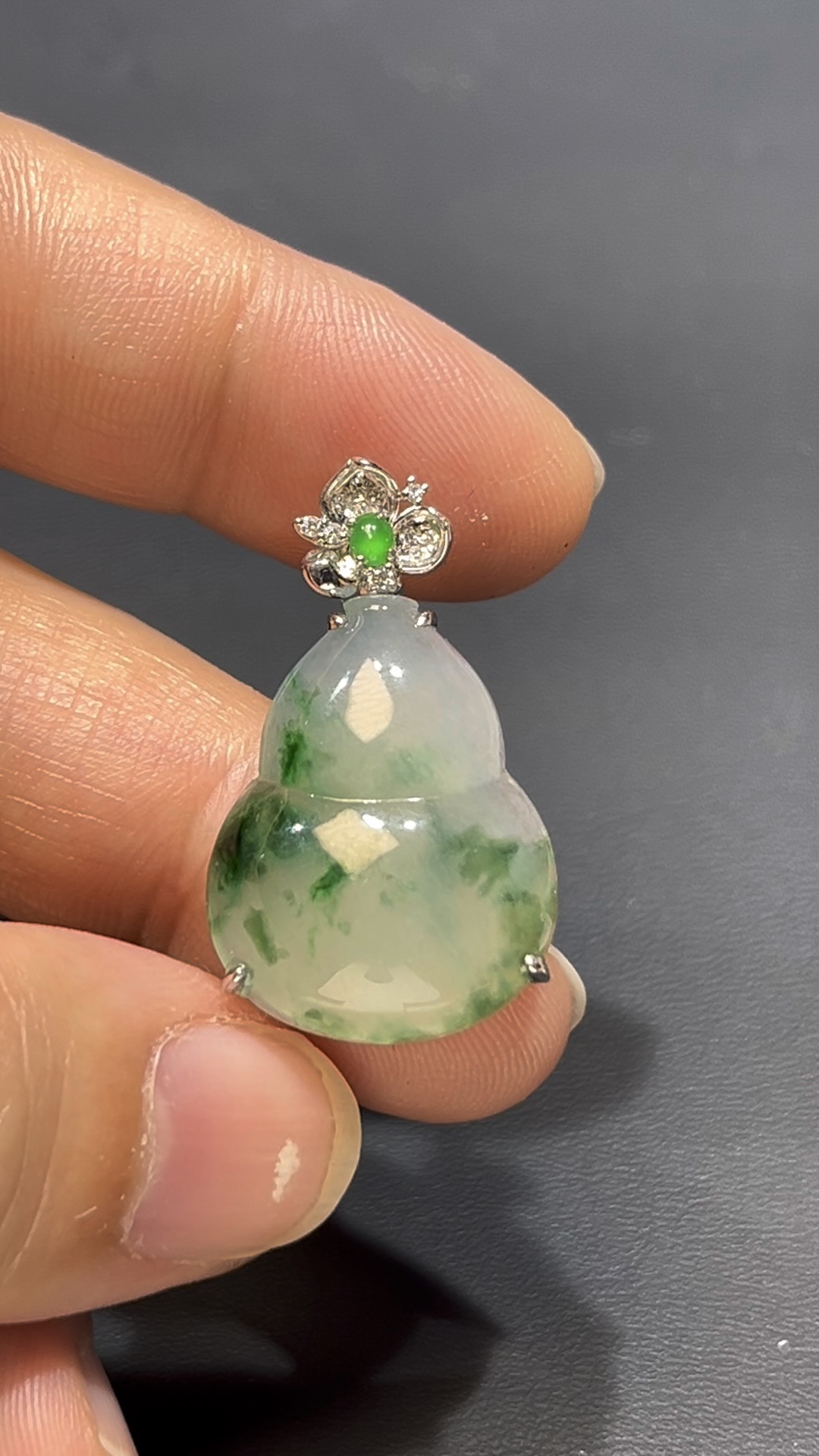 翡翠葫蘆吊墜|飄綠花翡翠 × 18K白金鑲嵌 × 蝴蝶花扣頭 × 福祿靈動精品推薦 #813 2 翡翠葫蘆吊墜|飄綠花翡翠 × 18K白金鑲嵌 × 蝴蝶花扣頭 × 福祿靈動精品推薦 #813 - Image 2