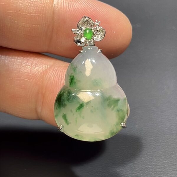 翡翠葫蘆吊墜｜飄綠花翡翠 × 18K白金鑲嵌 × 蝴蝶花扣頭 × 福祿靈動精品推薦 #813