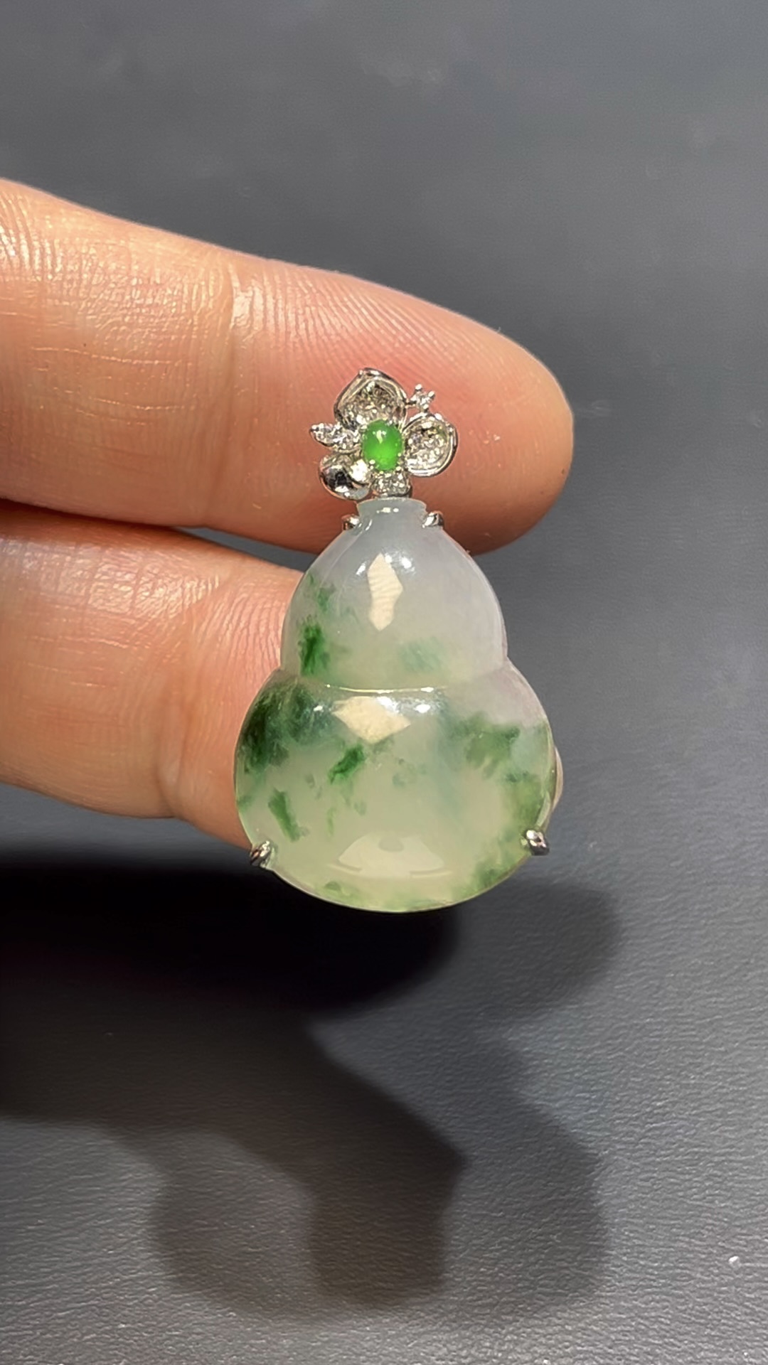 翡翠葫蘆吊墜|飄綠花翡翠 × 18K白金鑲嵌 × 蝴蝶花扣頭 × 福祿靈動精品推薦 #813 1 翡翠葫蘆吊墜|飄綠花翡翠 × 18K白金鑲嵌 × 蝴蝶花扣頭 × 福祿靈動精品推薦 #813