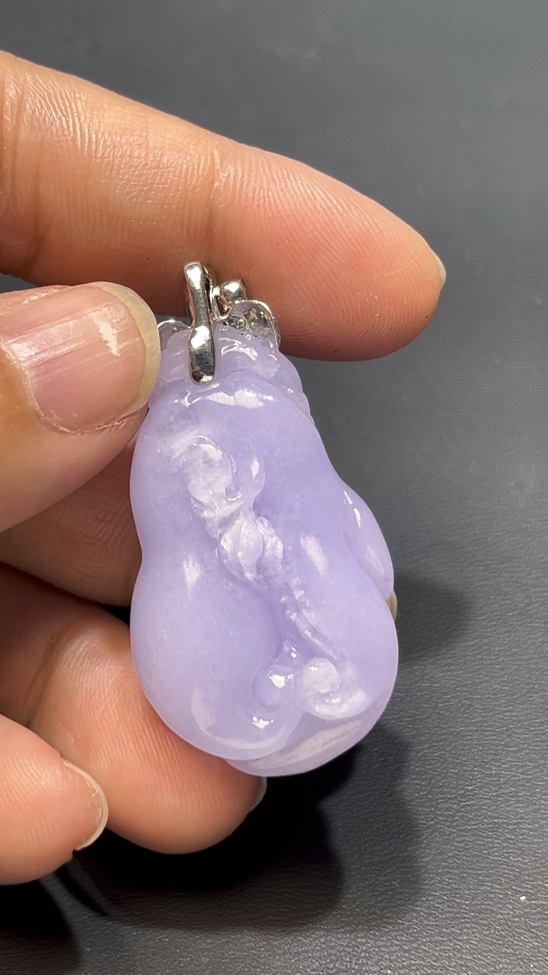 翡翠福瓜吊墜|紫色翡翠 × 三足蟾 × 枝頭造型 × 18K白金鑲嵌 × 福氣財運精品推薦 #816 4 翡翠福瓜吊墜|紫色翡翠 × 三足蟾 × 枝頭造型 × 18K白金鑲嵌 × 福氣財運精品推薦 #816 - Image 4