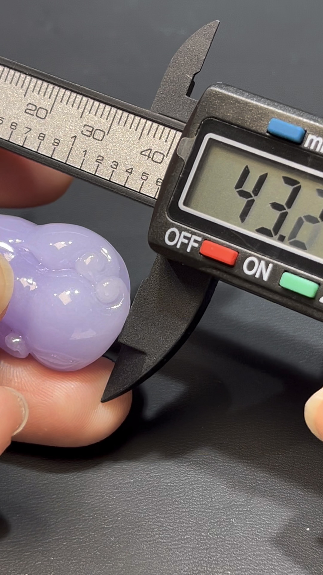 翡翠福瓜吊墜|紫色翡翠 × 三足蟾 × 枝頭造型 × 18K白金鑲嵌 × 福氣財運精品推薦 #816 7 翡翠福瓜吊墜|紫色翡翠 × 三足蟾 × 枝頭造型 × 18K白金鑲嵌 × 福氣財運精品推薦 #816 - Image 7