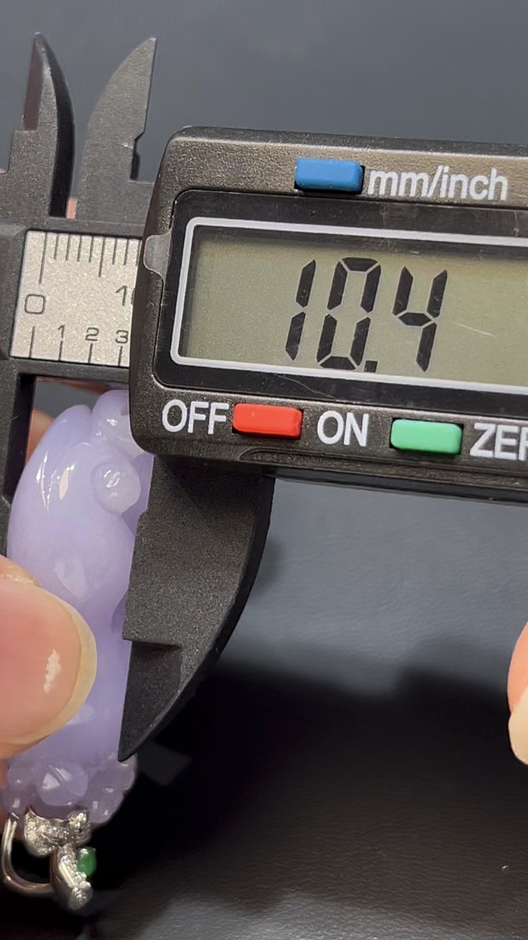 翡翠福瓜吊墜|紫色翡翠 × 三足蟾 × 枝頭造型 × 18K白金鑲嵌 × 福氣財運精品推薦 #816 9 翡翠福瓜吊墜|紫色翡翠 × 三足蟾 × 枝頭造型 × 18K白金鑲嵌 × 福氣財運精品推薦 #816 - Image 9