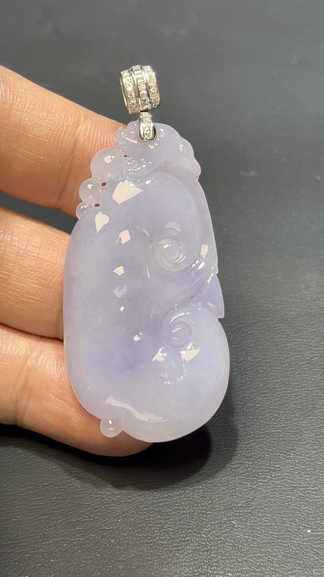 翡翠如意吊墜|紫色翡翠 × 三足蟾雕刻 × 18K白金鑲嵌 × 如意吉祥精品推薦 #817 1 翡翠如意吊墜|紫色翡翠 × 三足蟾雕刻 × 18K白金鑲嵌 × 如意吉祥精品推薦 #817